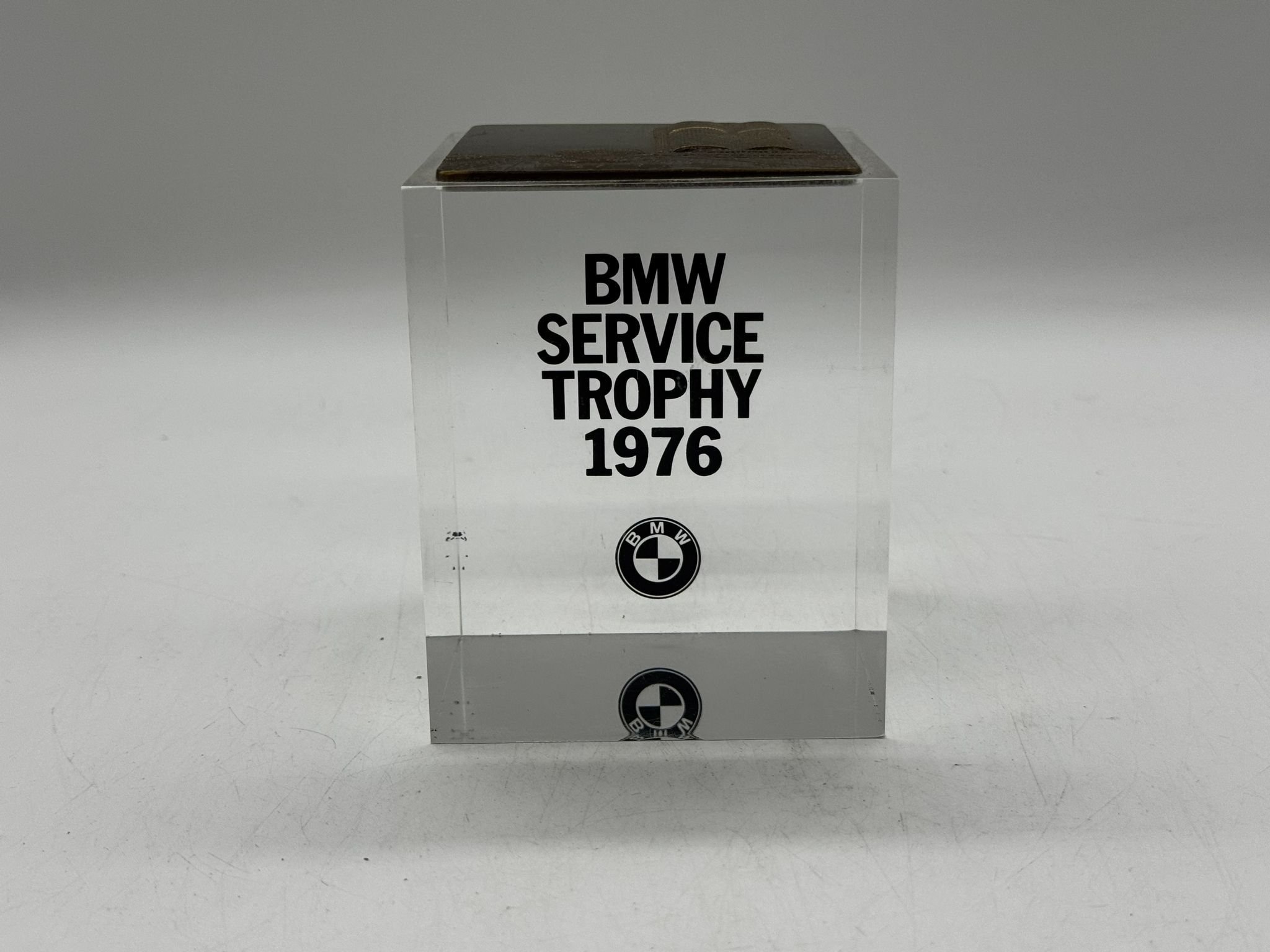 SKULPTUR / TROFE UTMÄRKELSE BMW SERVICE TROPHY 1976 I AKYL MED PLAKETT I MÄSSING