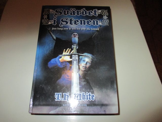 T H Vit - Svärdet i Stenen Den kung som är och den som ska T T T H Vit - Svärdet i Stenen Den kung som är och den som ska 672fc0