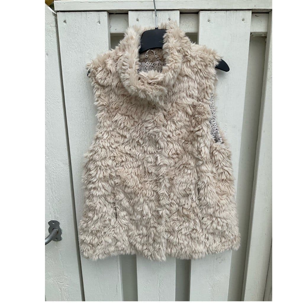 Se produkter som liknar Zara Girls vit väst, stl 140 på Tradera (645645860)
