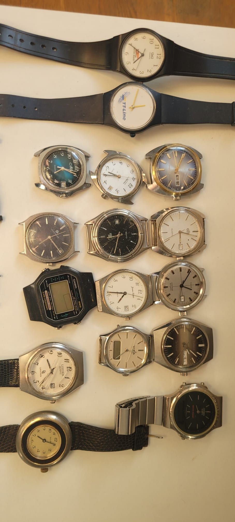 klockor med blandade märken och modeller