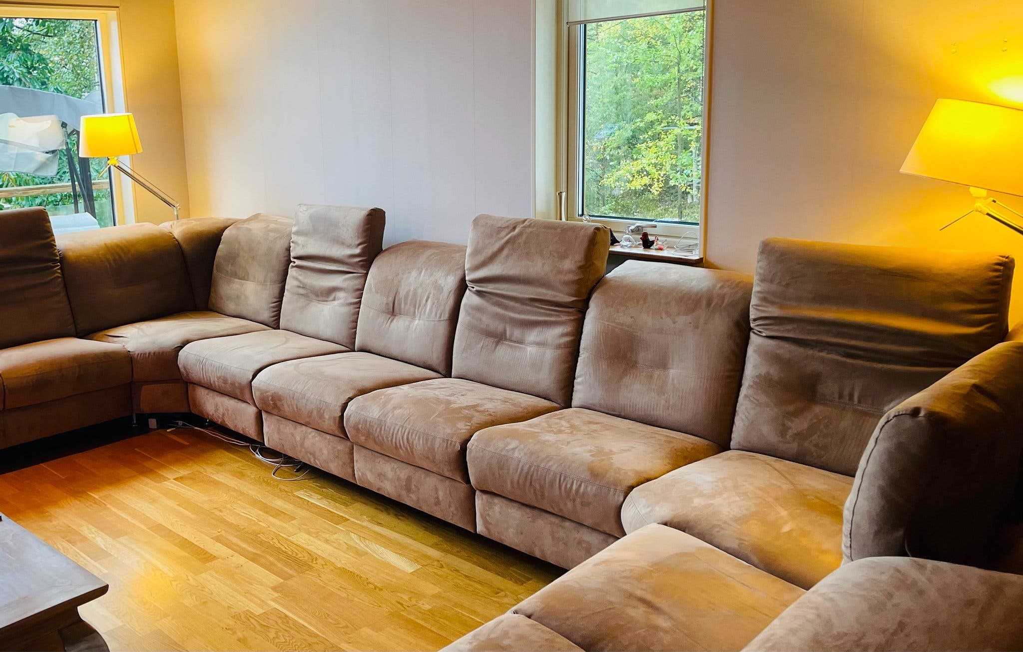 Großes Ecksofa in beigem Wildlederimitat