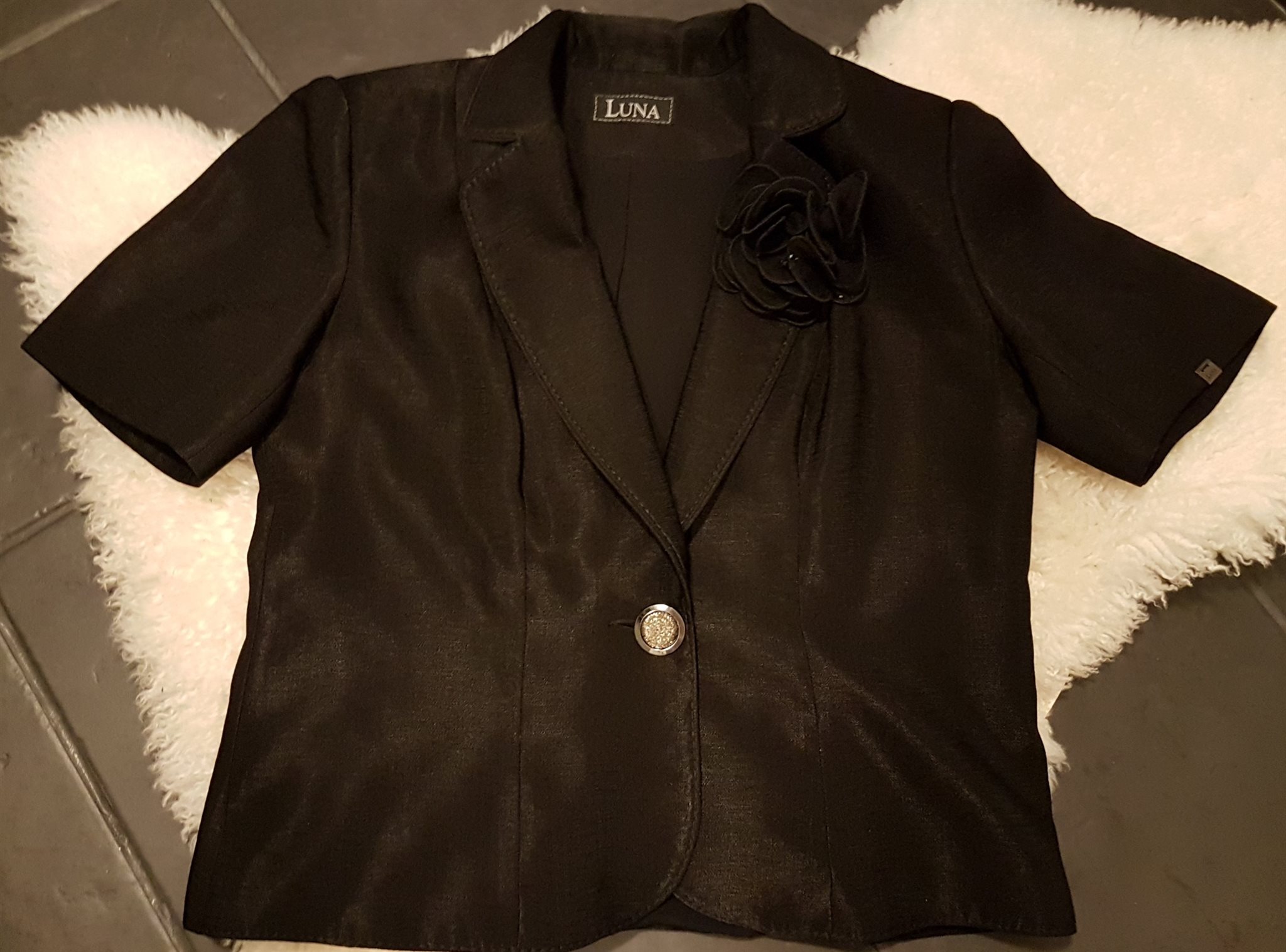 Snygg fest kortärmad kavaj svart st 44, från LUNA LUNA LUNA Fashion Sweden 36b2d4 Snygg fest kortärmad kavaj svart st 44, från LUNA LUNA LUNA Fashion Sweden 36b2d4