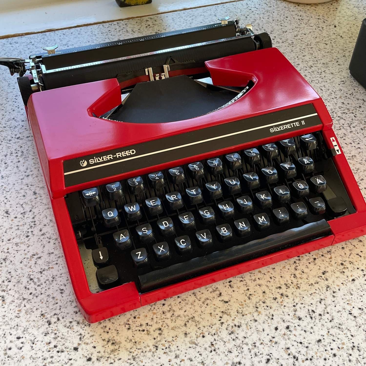 Se produkter som liknar Röd retro skrivmaskin -resesk.. på Tradera ...