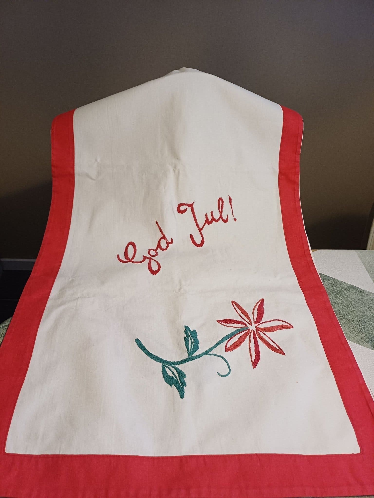 RETRO JUL BRODERAD JULDUK MED SYDD RÖD TYGKANT | Köp på Tradera (704350235)