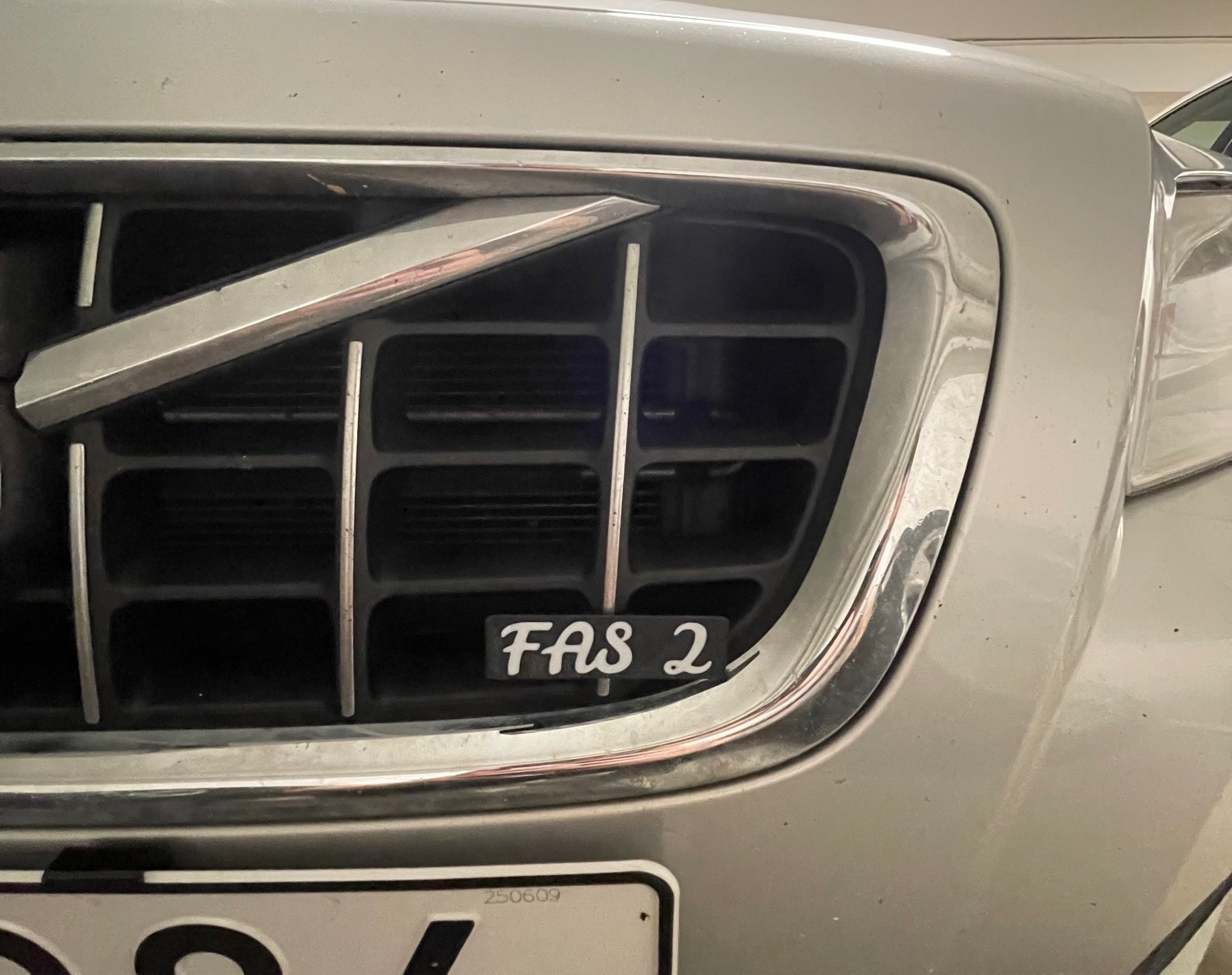 Se produkter som liknar Volvo FAS2 Emblem Grill V70,S.. på Tradera ...
