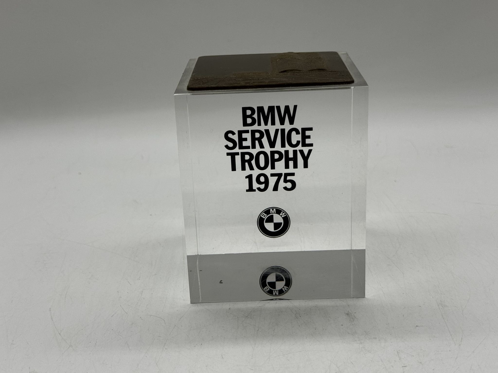 SKULPTUR / TROFE UTMÄRKELSE BMW SERVICE TROPHY 1975 I AKYL MED PLAKETT I MÄSSING
