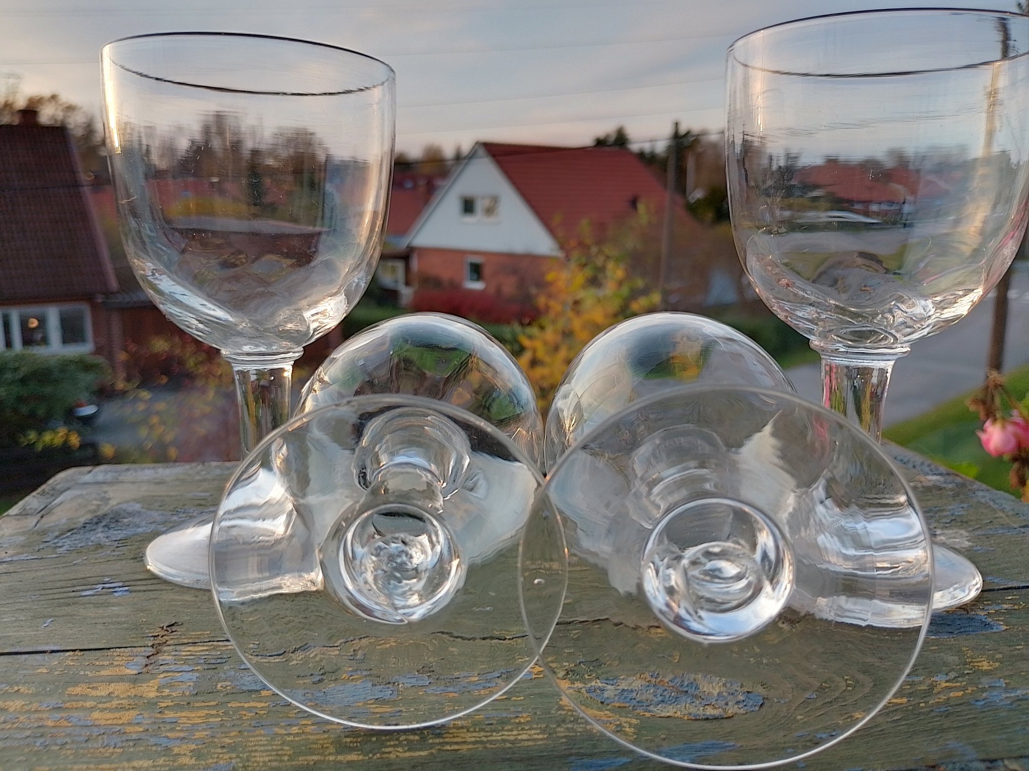 Fyra antika handblåsta vinglas, med rått puntelmärke. 181900tal