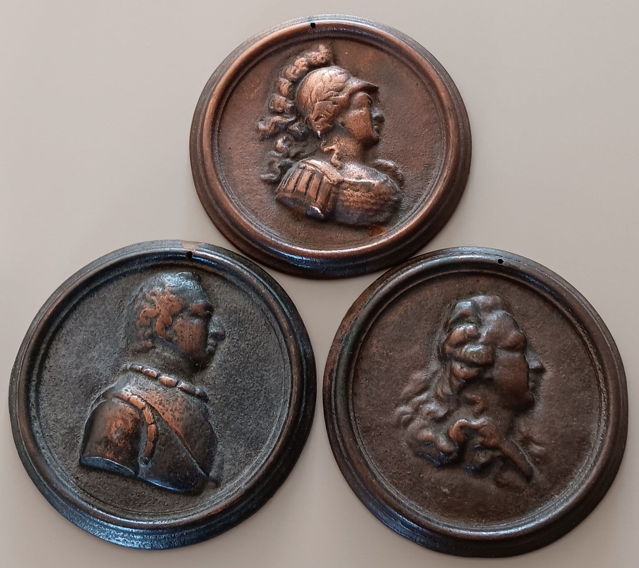 Drei königliche Medaillons mit Königin Christina und Königen Gustav III und IV A