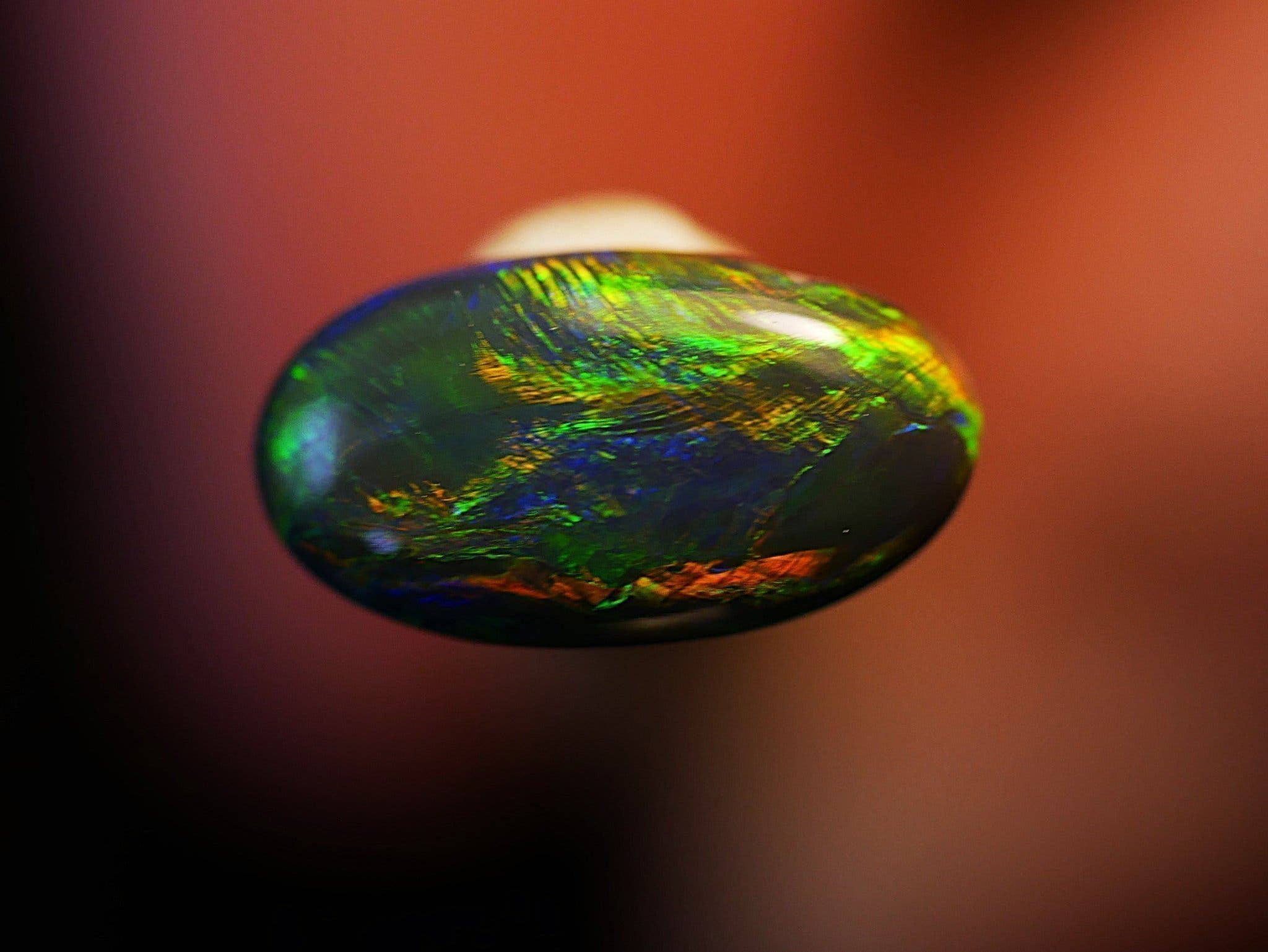 Ópalo negro de 0,45 ct de Lightning Ridge, Australia