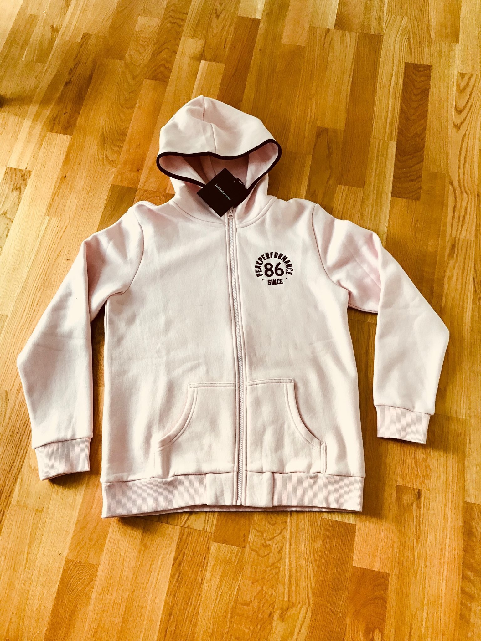 PEAK PEAK PEAK PERFORMANCE Hoodie Zip Hood med tags Ord. 1100 kr Rosa Stl M-L 40-42 FYND! 050c03 PEAK PEAK PEAK PERFORMANCE Hoodie Zip Hood med tags Ord. 1100 kr Rosa Stl M-L 40-42 FYND! 050c03