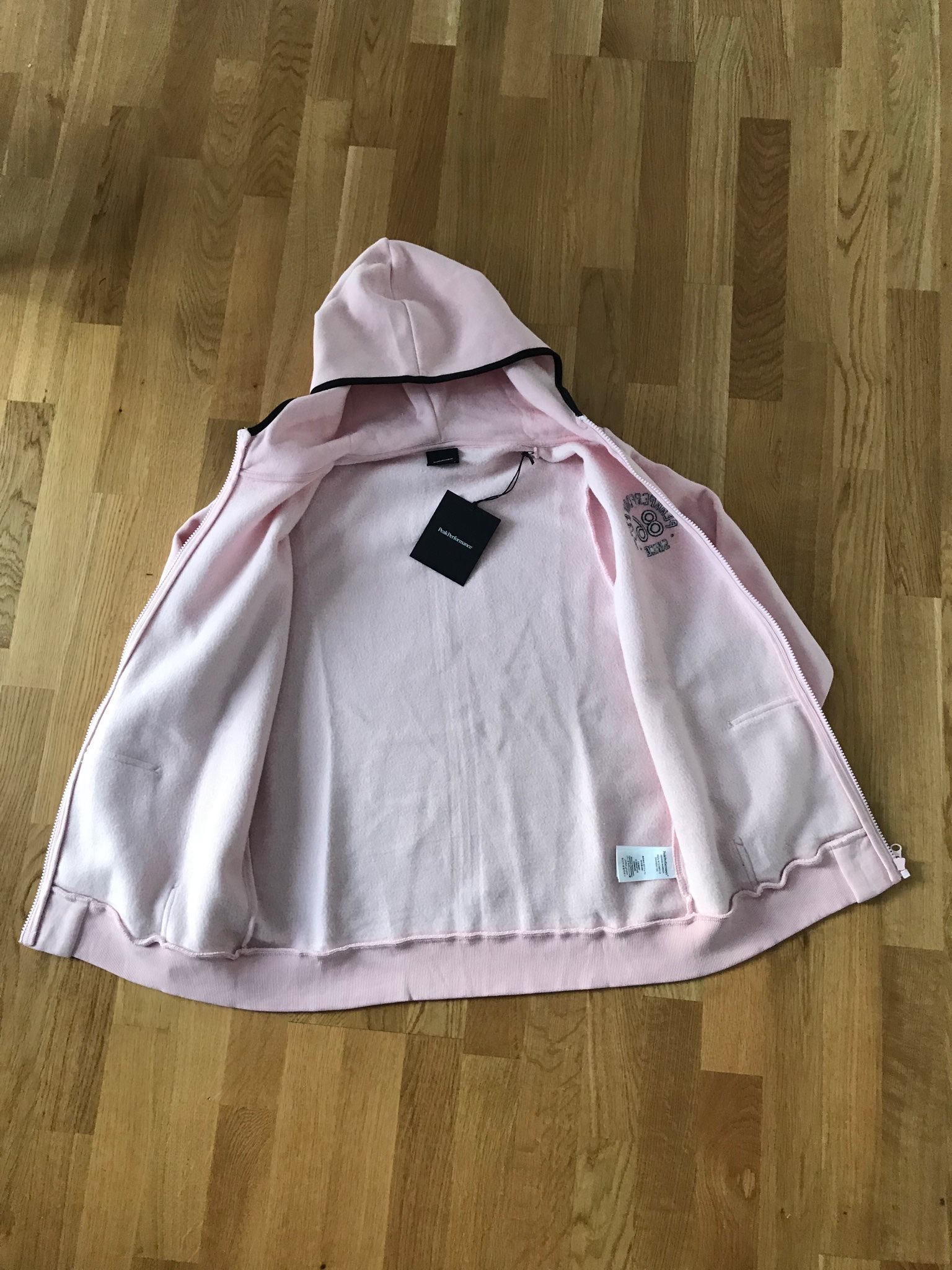 PEAK PEAK PEAK PERFORMANCE Hoodie Zip Hood med tags Ord. 1100 kr Rosa Stl M-L 40-42 FYND! 050c03 PEAK PEAK PEAK PERFORMANCE Hoodie Zip Hood med tags Ord. 1100 kr Rosa Stl M-L 40-42 FYND! 050c03