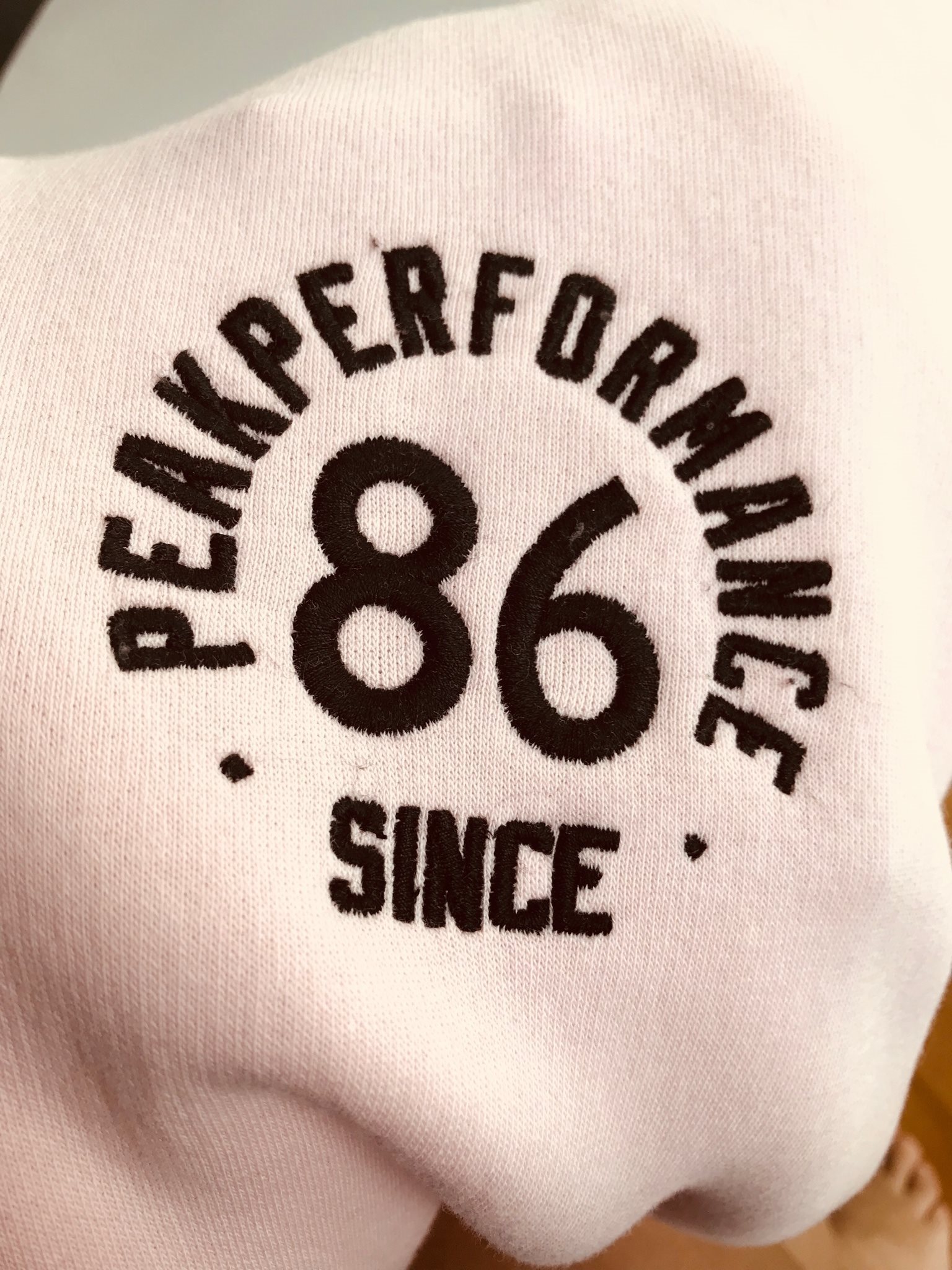 PEAK PEAK PEAK PERFORMANCE Hoodie Zip Hood med tags Ord. 1100 kr Rosa Stl M-L 40-42 FYND! 050c03 PEAK PEAK PEAK PERFORMANCE Hoodie Zip Hood med tags Ord. 1100 kr Rosa Stl M-L 40-42 FYND! 050c03