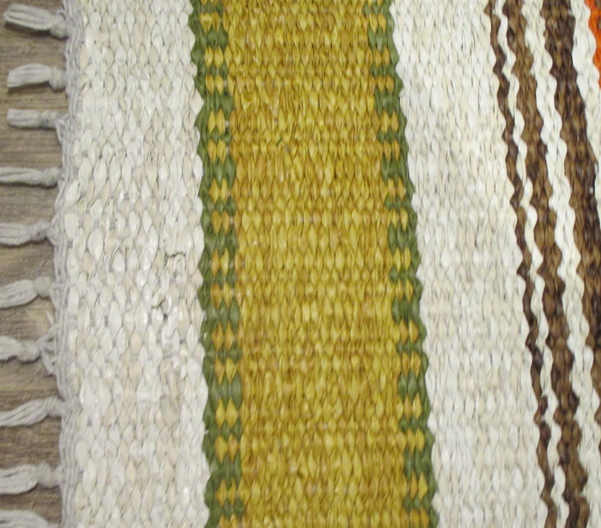 PLAST-MATTA 260x68 cm, finns liten bristning=bild 2-3 klippt frans på