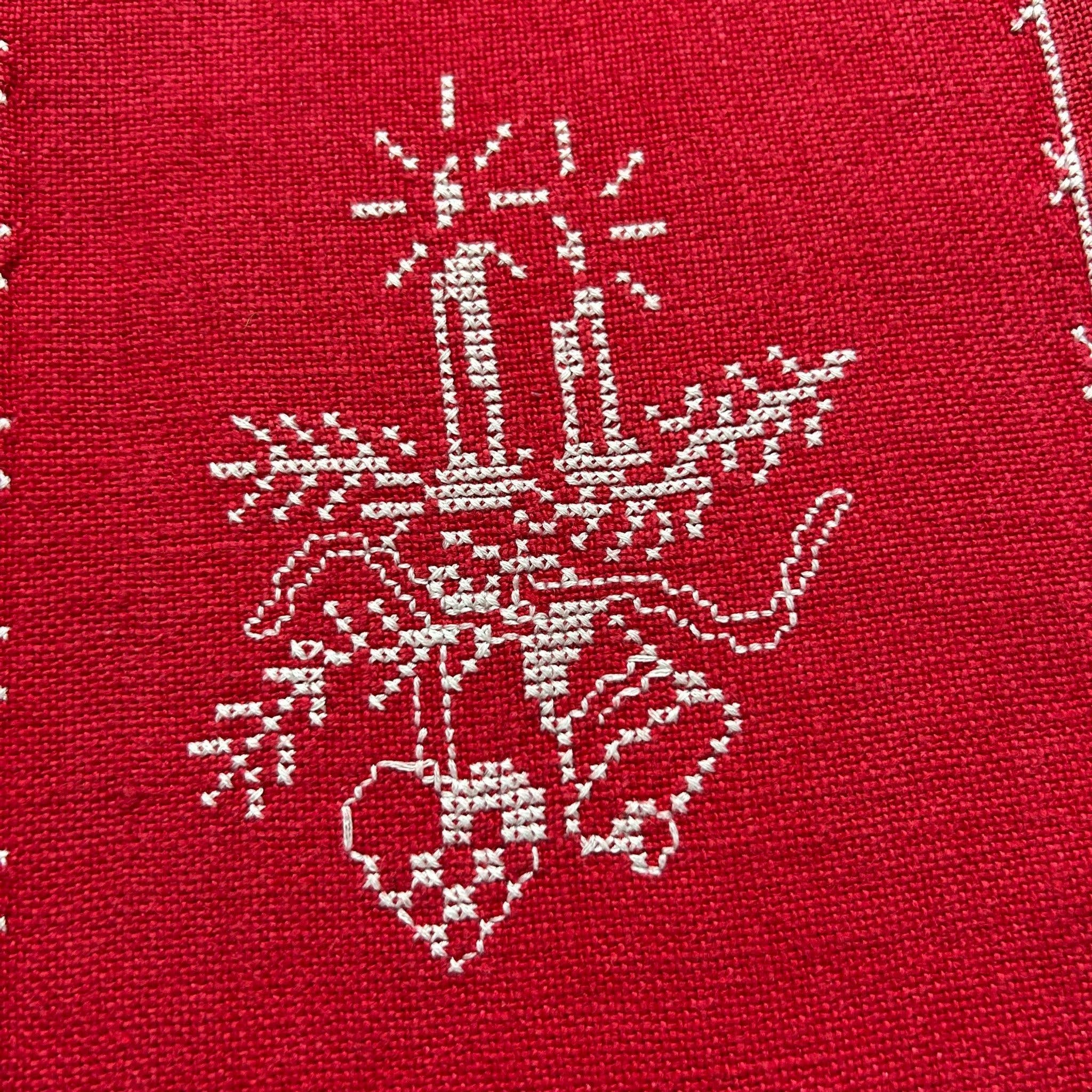Vintage litet röd julduk vitt korsstygn broderi.. | Köp på Tradera ...