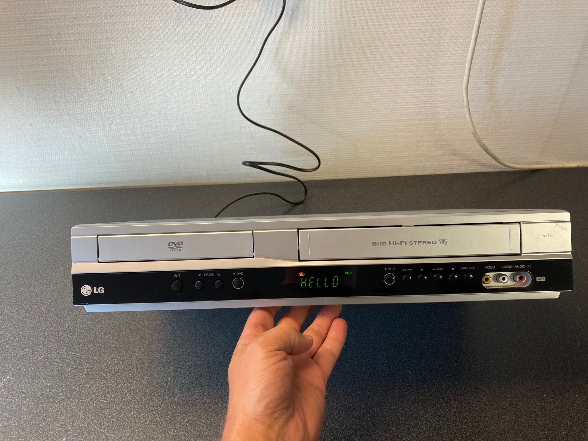 Se produkter som liknar LG DVD/VCR kombo modell V27.. på Tradera