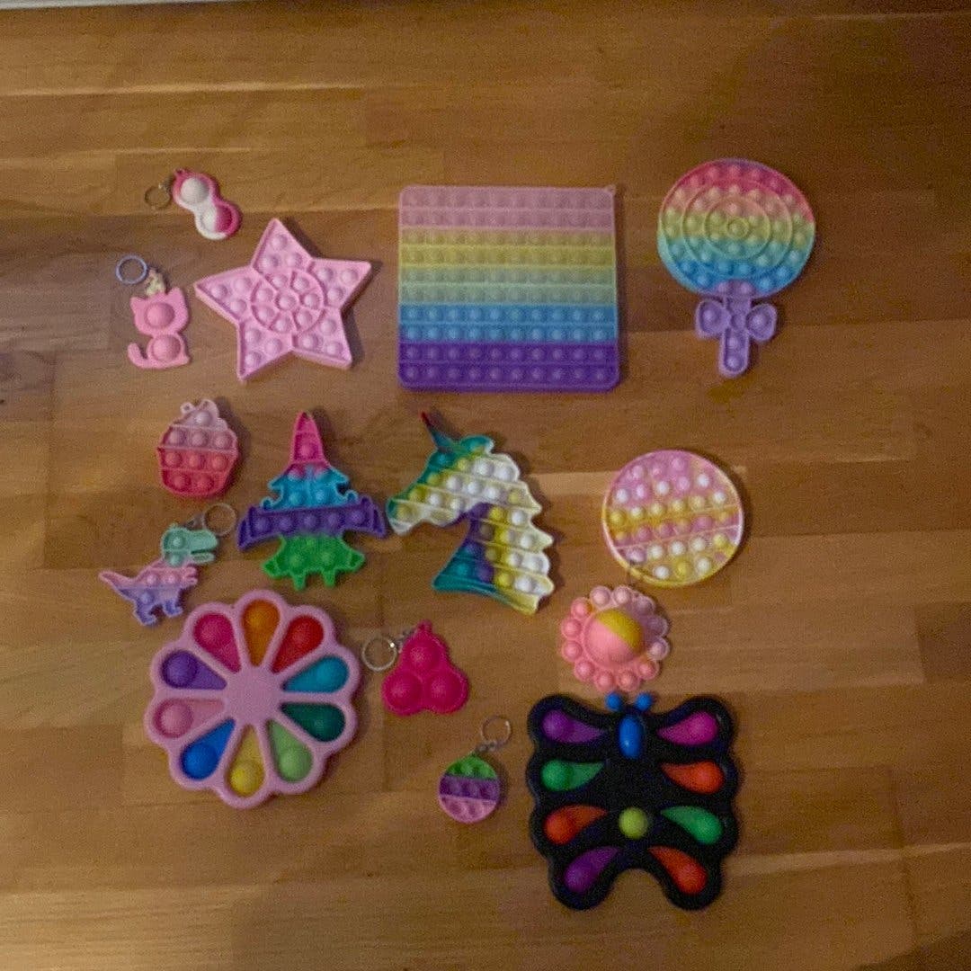 Deviantart Fidget Set med fidget toys i olika former och färger | Köp på Tradera (757715364)