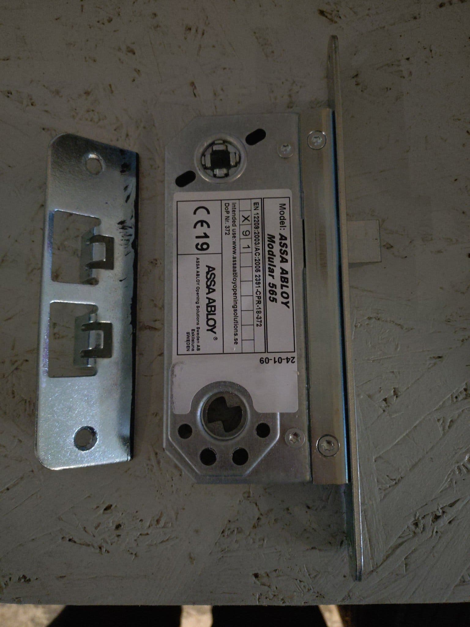 Se produkter som liknar ASSA ABLOY Modulär 565 låskista på Tradera ...