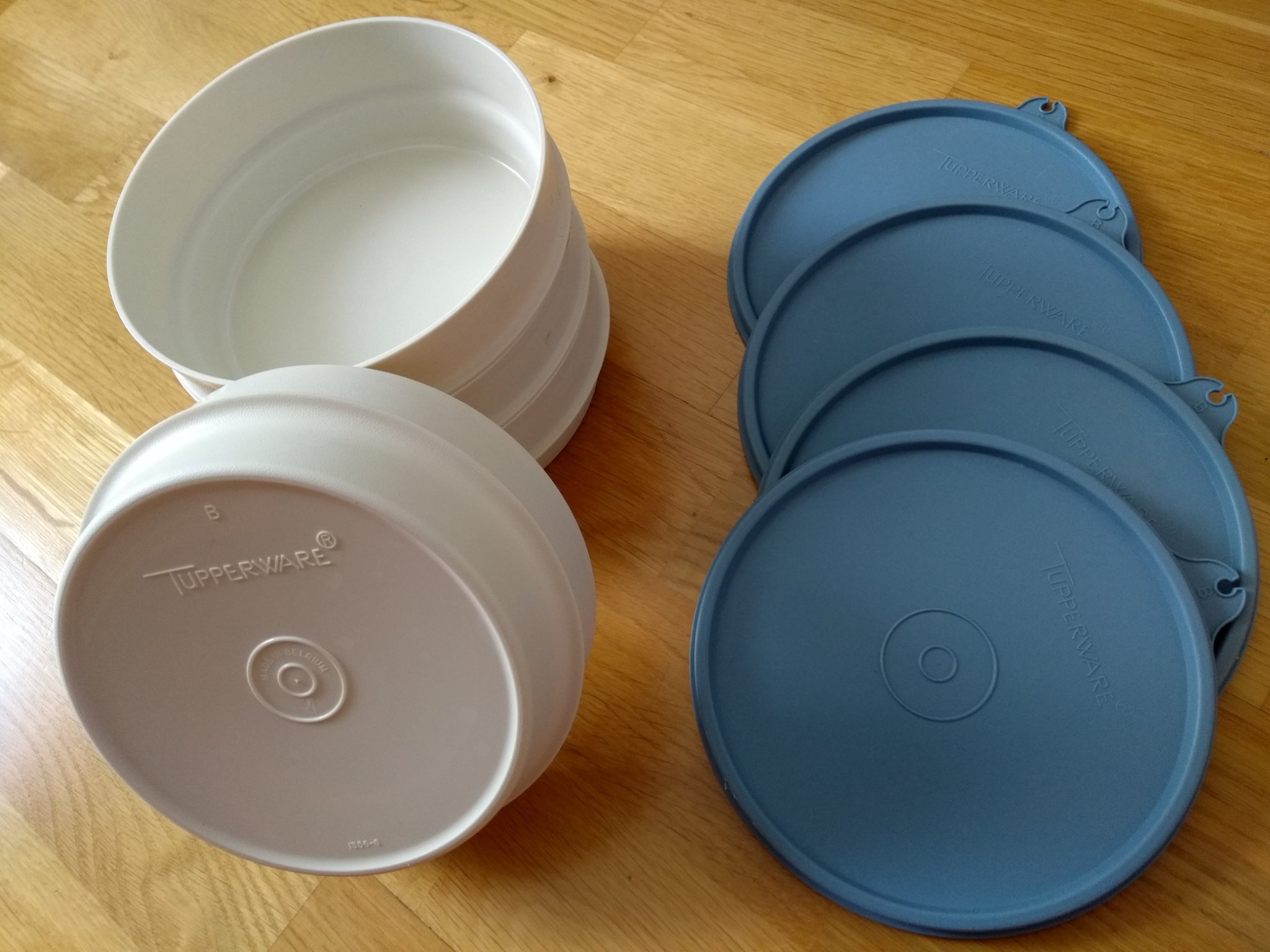 4 st Plastburkar med lock TUPPERWARE Äldre mode.. (409530424) ᐈ Köp på
