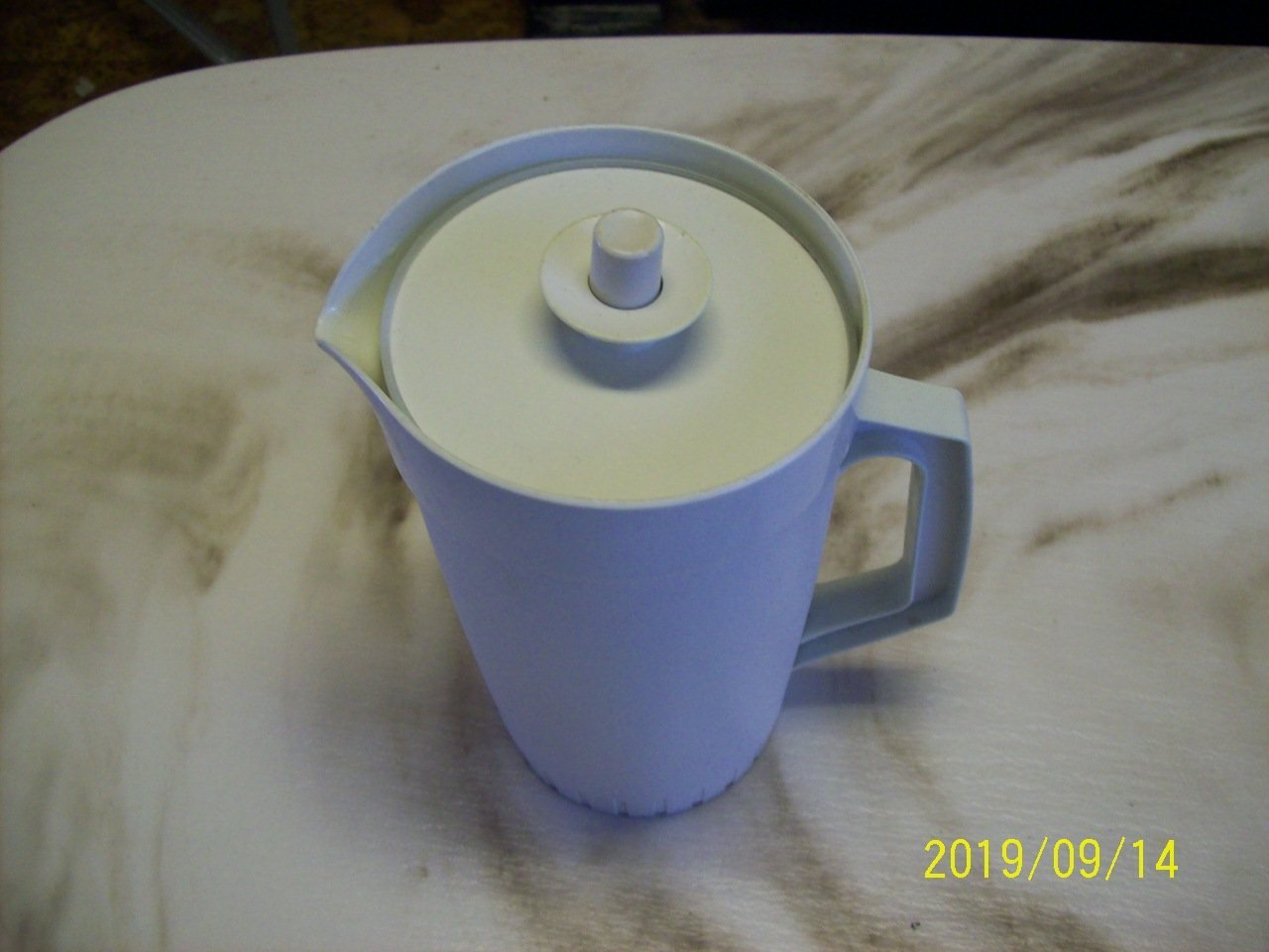 TUPPERWARE Vacuum Seal Jug In White. 674 (365291136) ᐈ gnasken på Tradera