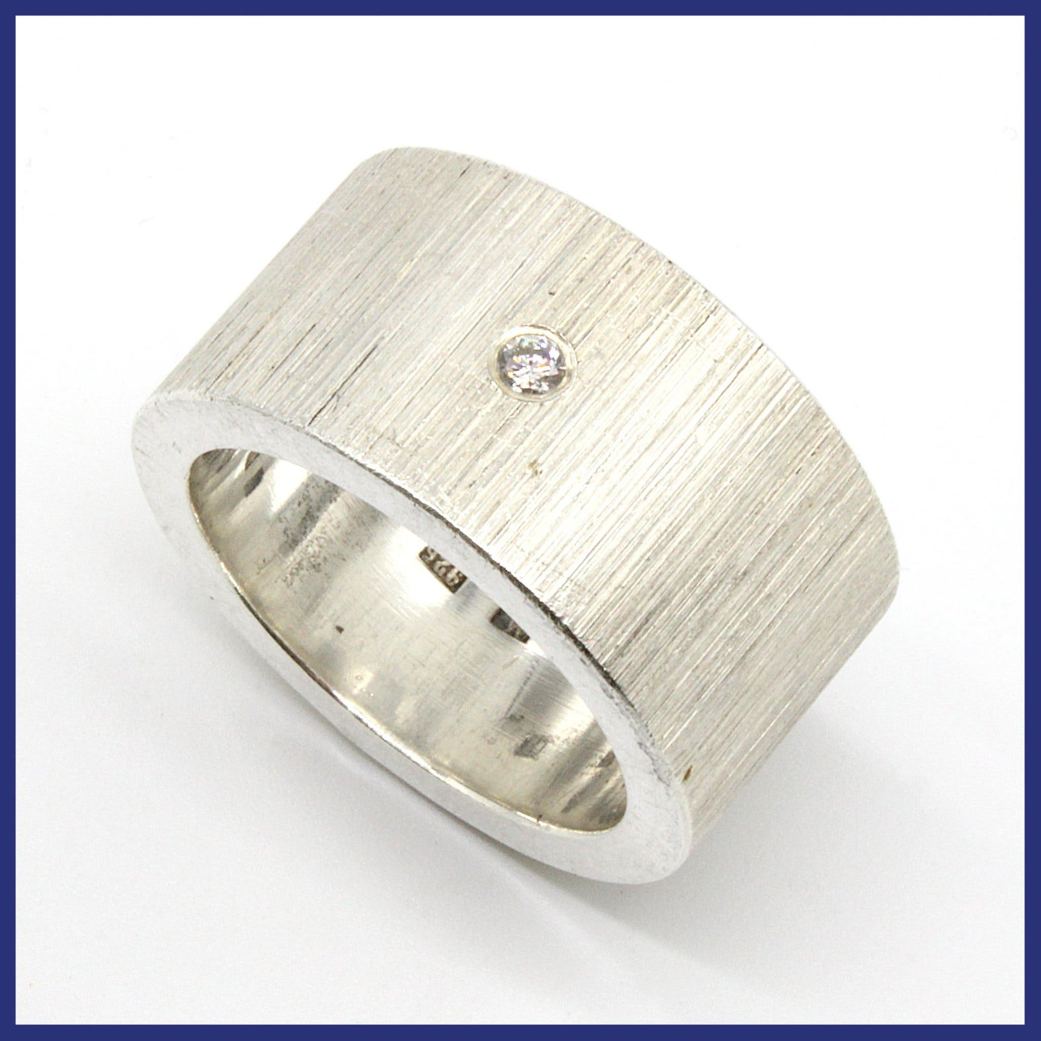 Ring, 925 silver, naturlig briljantslipad diamant (vikt 24,42g, stl 18,9mm)