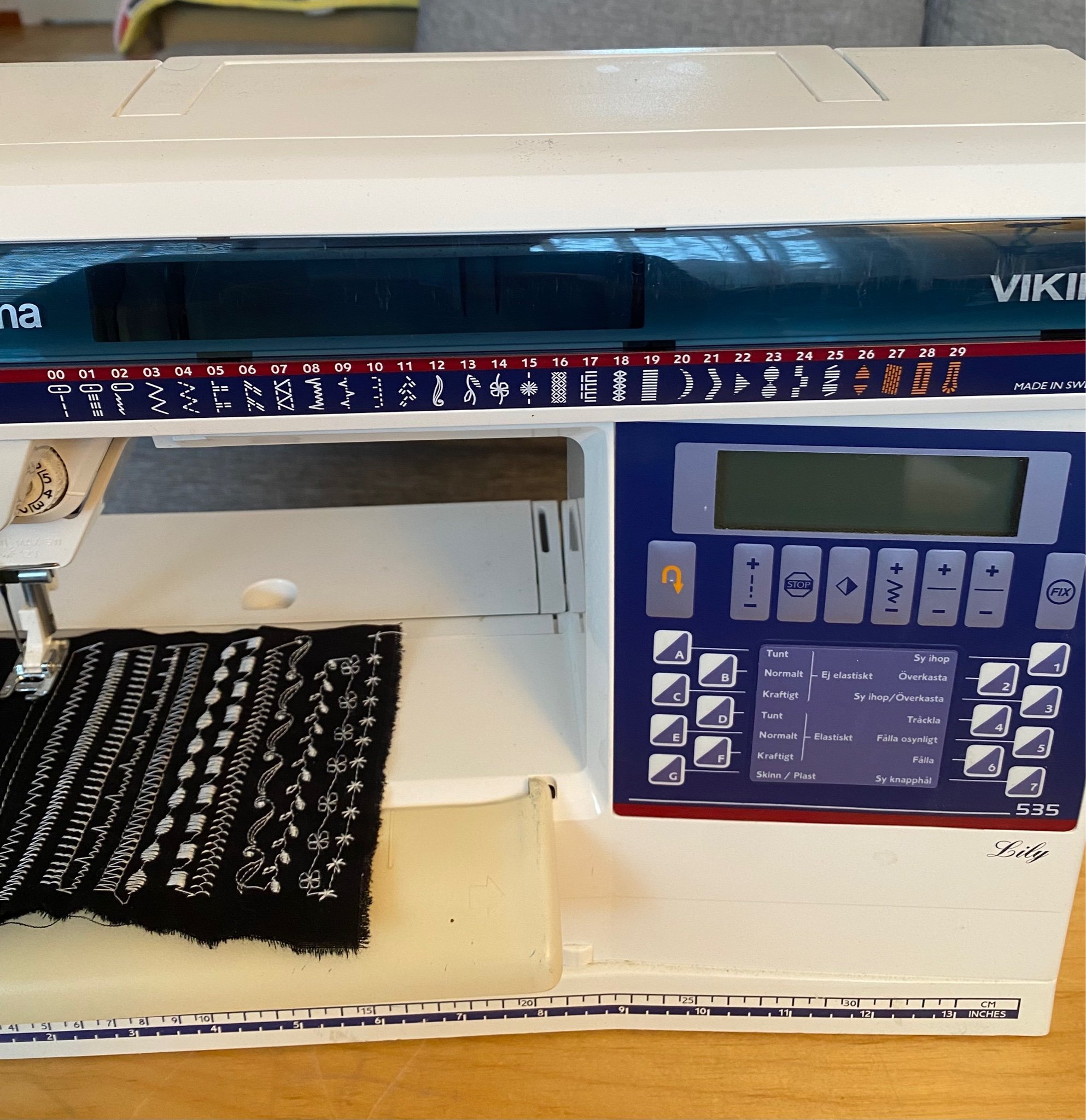 Se produkter som liknar Husqvarna Viking Lily 535 på Tradera (585005259)