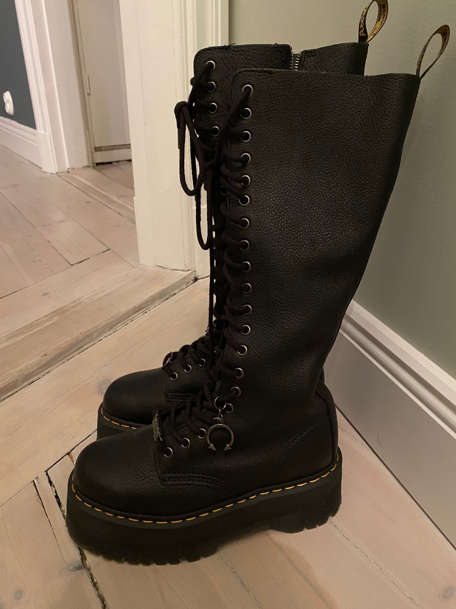 1b60 max dr martens