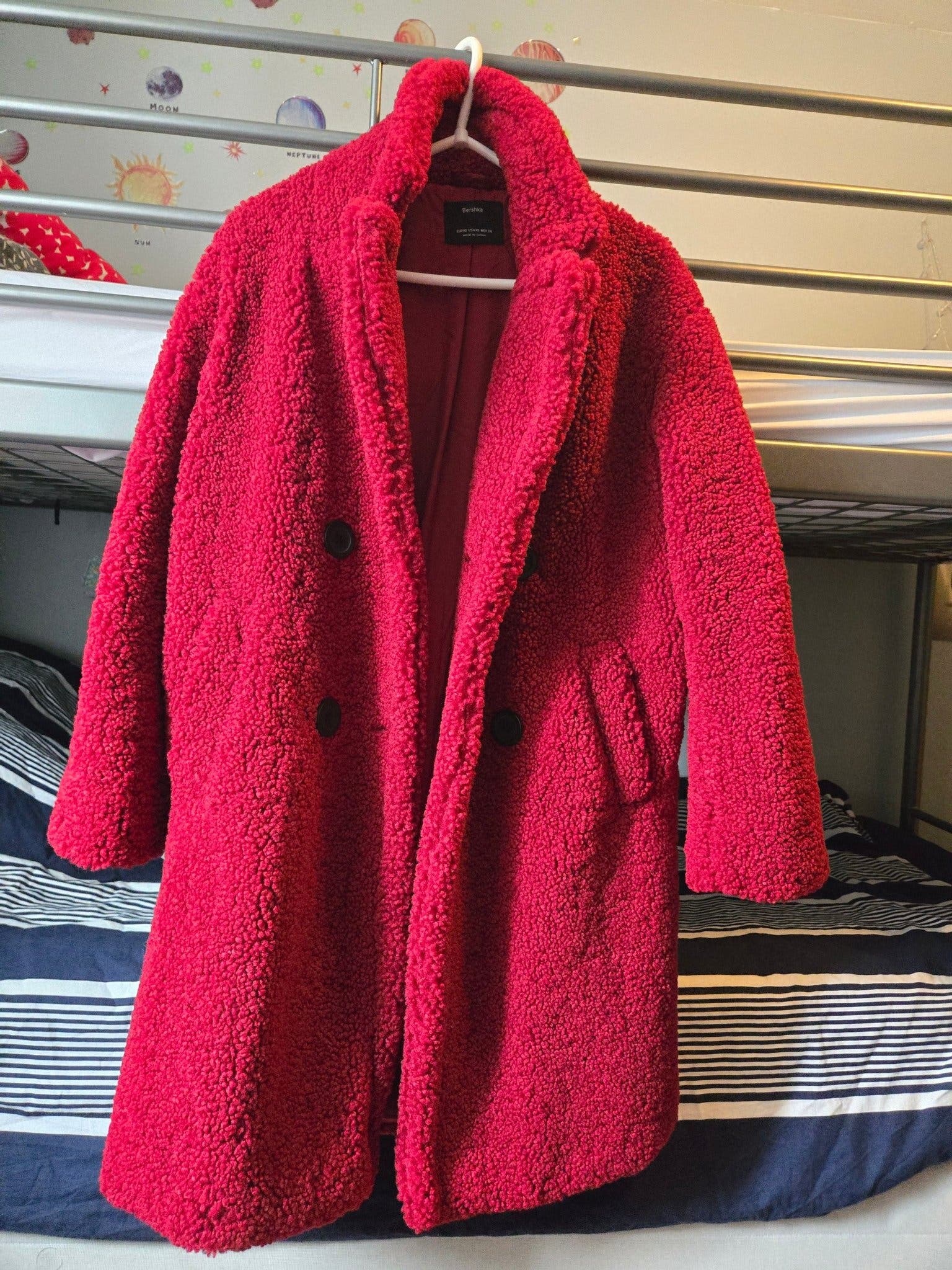 Se produkter som liknar Bershka röd kappa på Tradera (699388717)