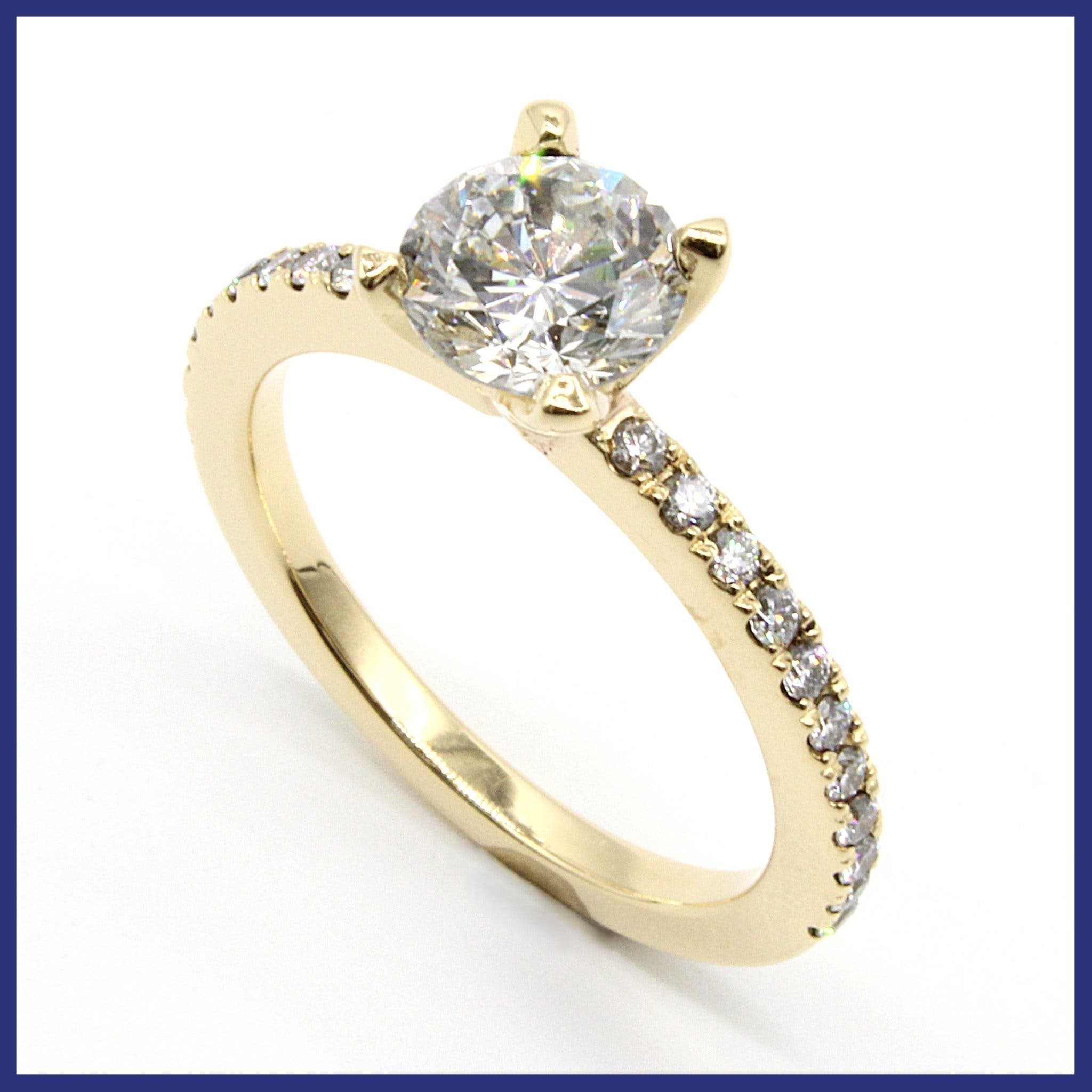 Ring, 18K guld, solitär/pavé, naturliga diamanter (1,28ct, stl 16,7mm)