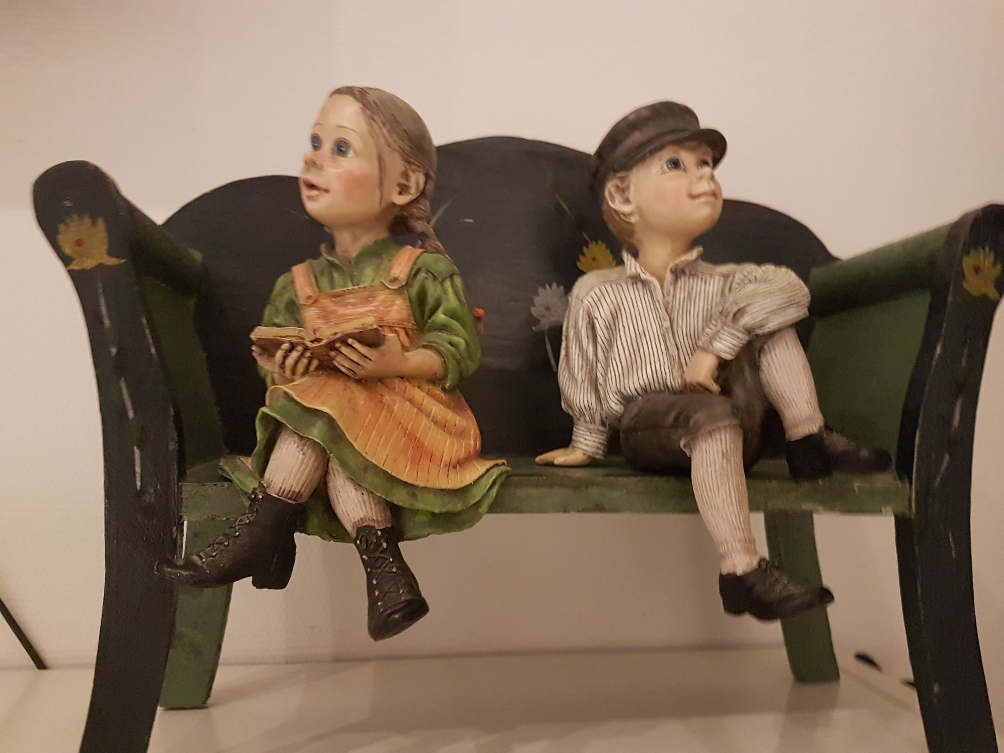 Candy Design Norway Carl Larsson figuriner tös gosse sittande i soffa |  Barnebys