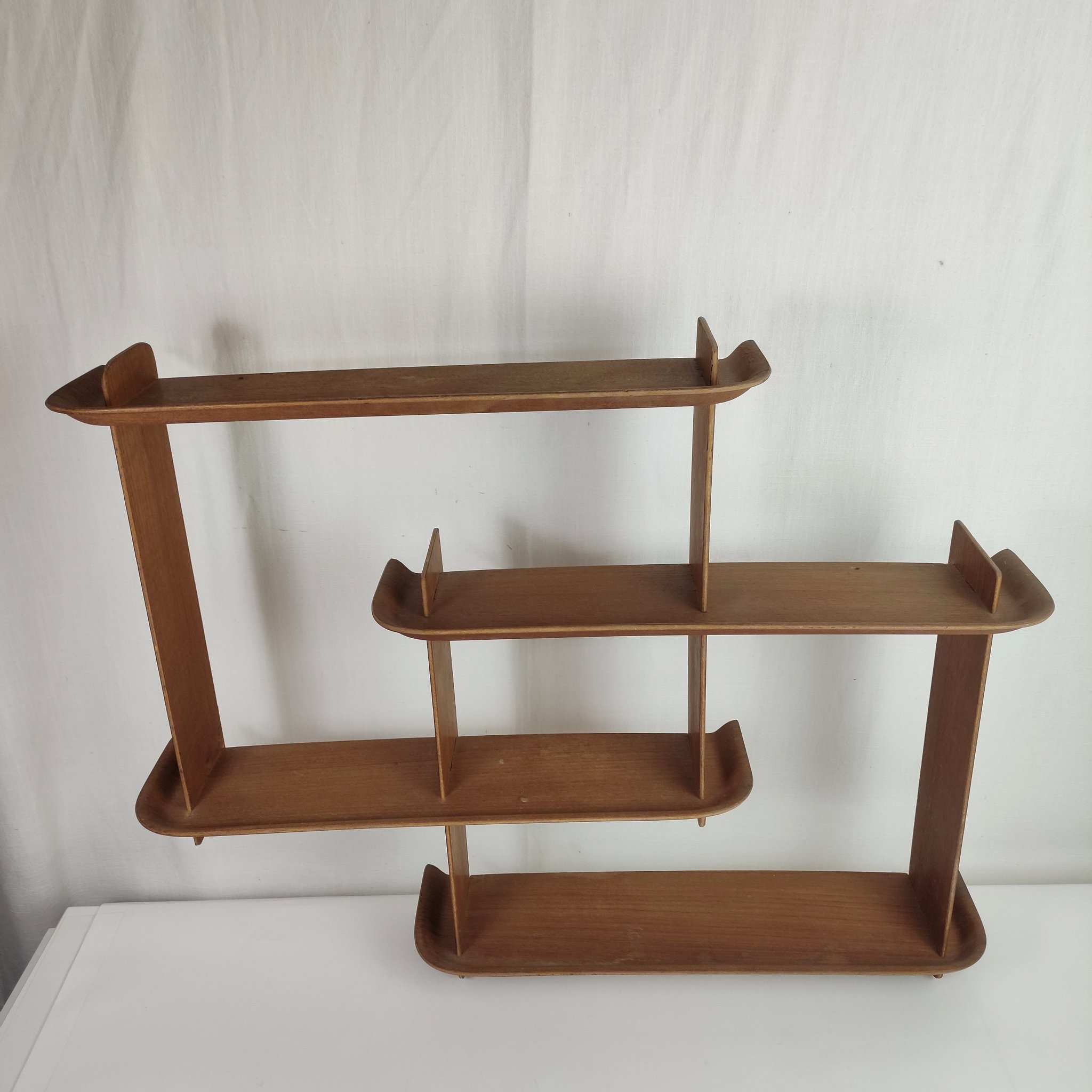 Se produkter som liknar Krysshylla i Teak , 60/70 tal.. på Tradera ...