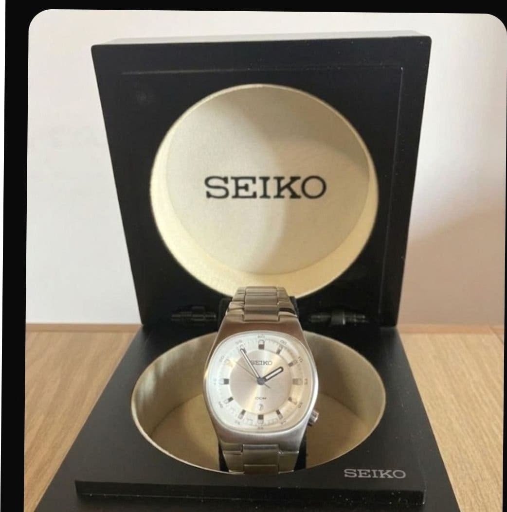 Unused vintage Seiko 7N82-6E50 quartz watch from Japan