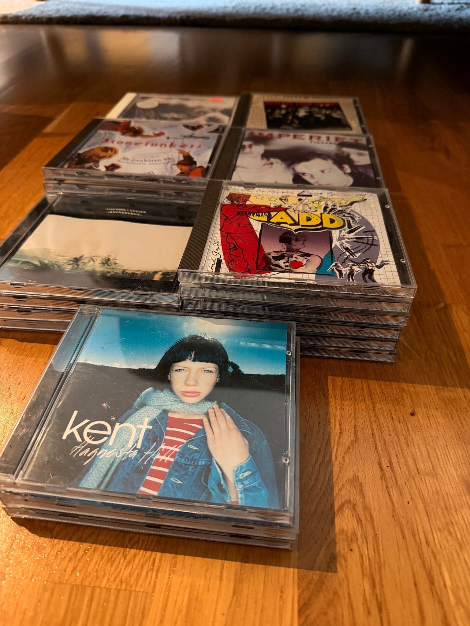 Aproximadamente 30 CDs de pop y rock suecos e internacionales