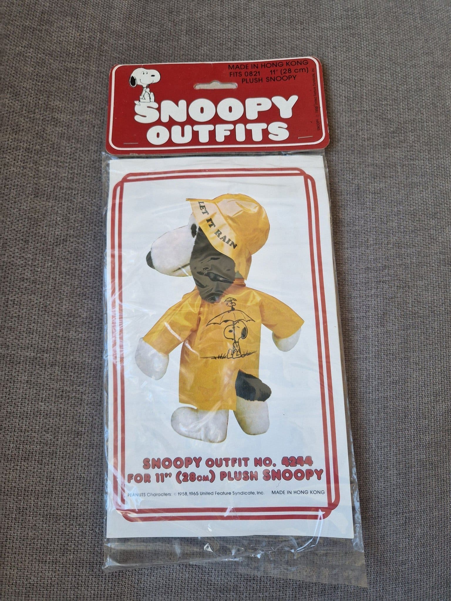 Oöppnat Snoopy regnrock och hatt för 28 cm plysch