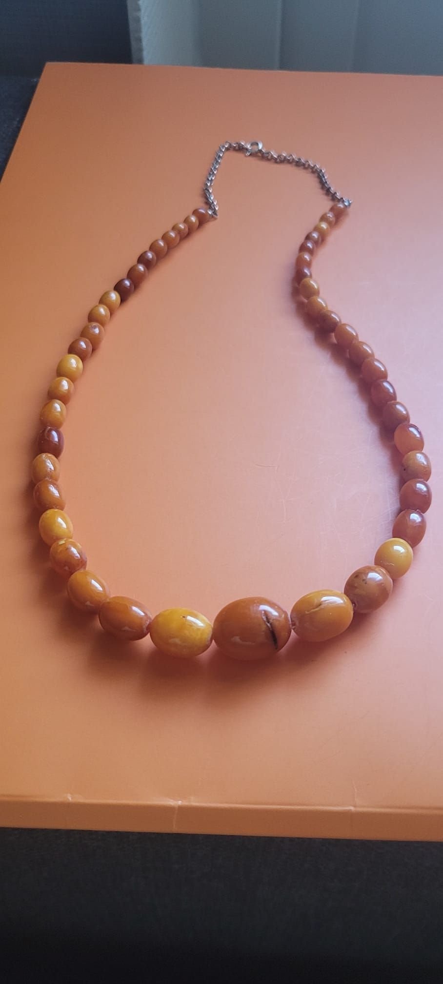 antik halsband av bärnsten med silverlås, äkta baltisk amber