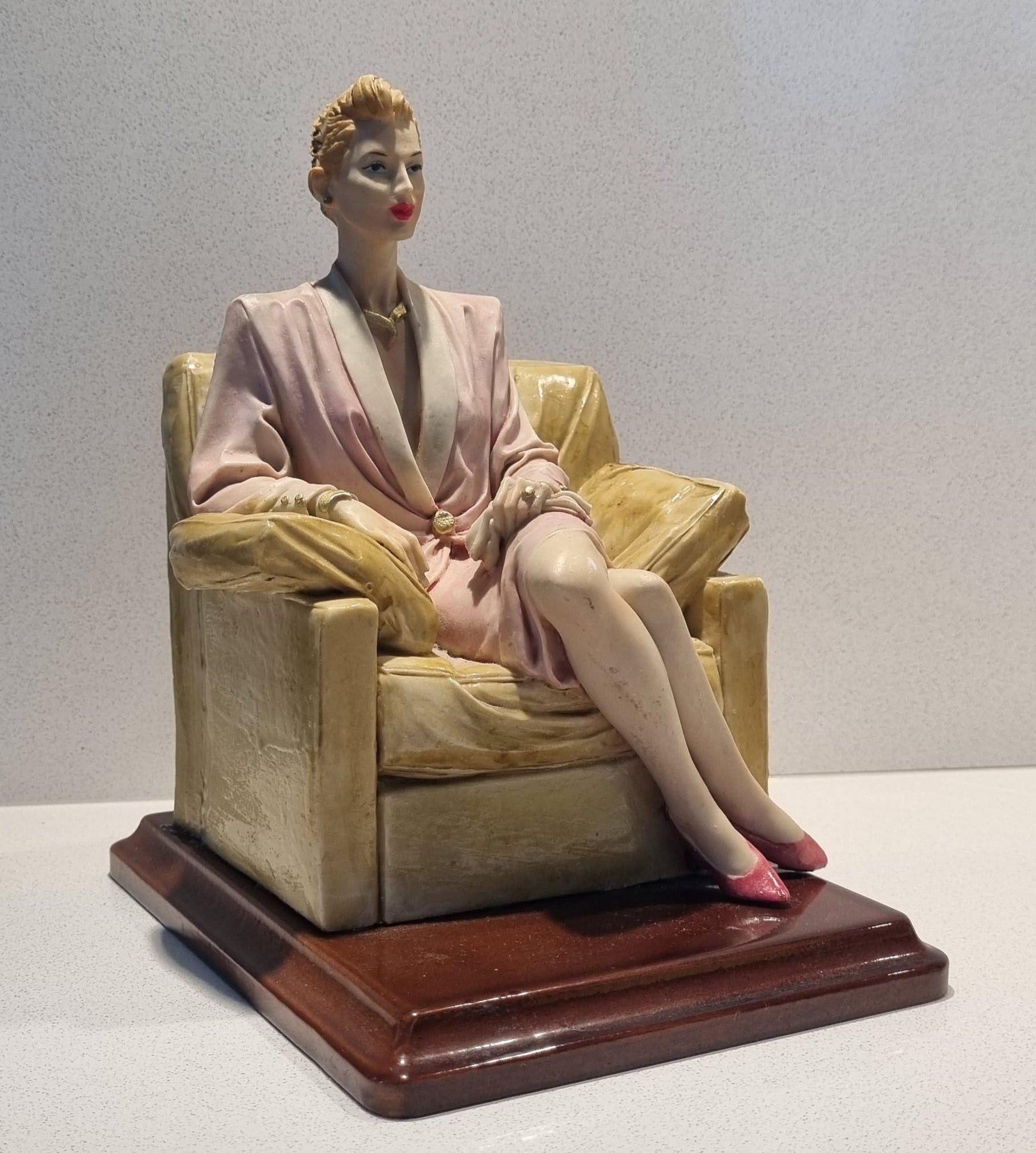 Figurin "Kvinna i fåtölj" Vittorio Tessado Italien 1980-tal Vintage