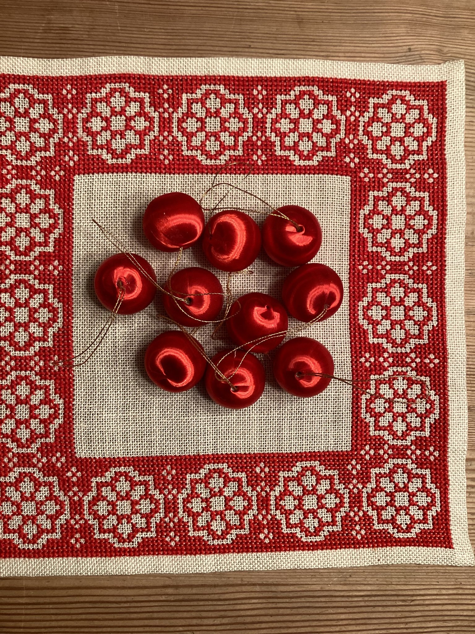 RETRO 10 ST JULGRANSKULOR I SILKE JULPYNT VINTA.. Köp på Tradera