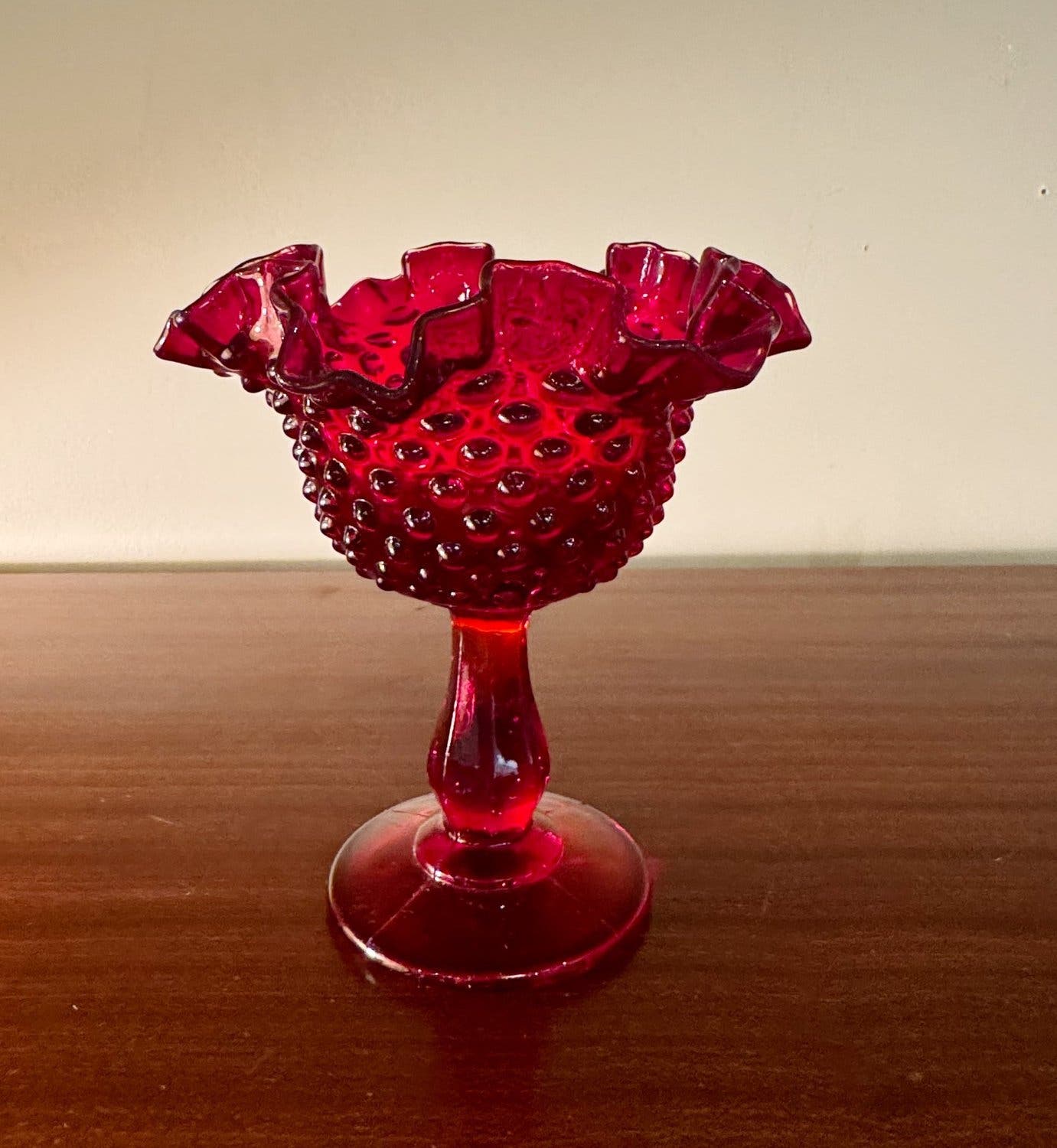 Fenton karamellskål i rött glas på fot