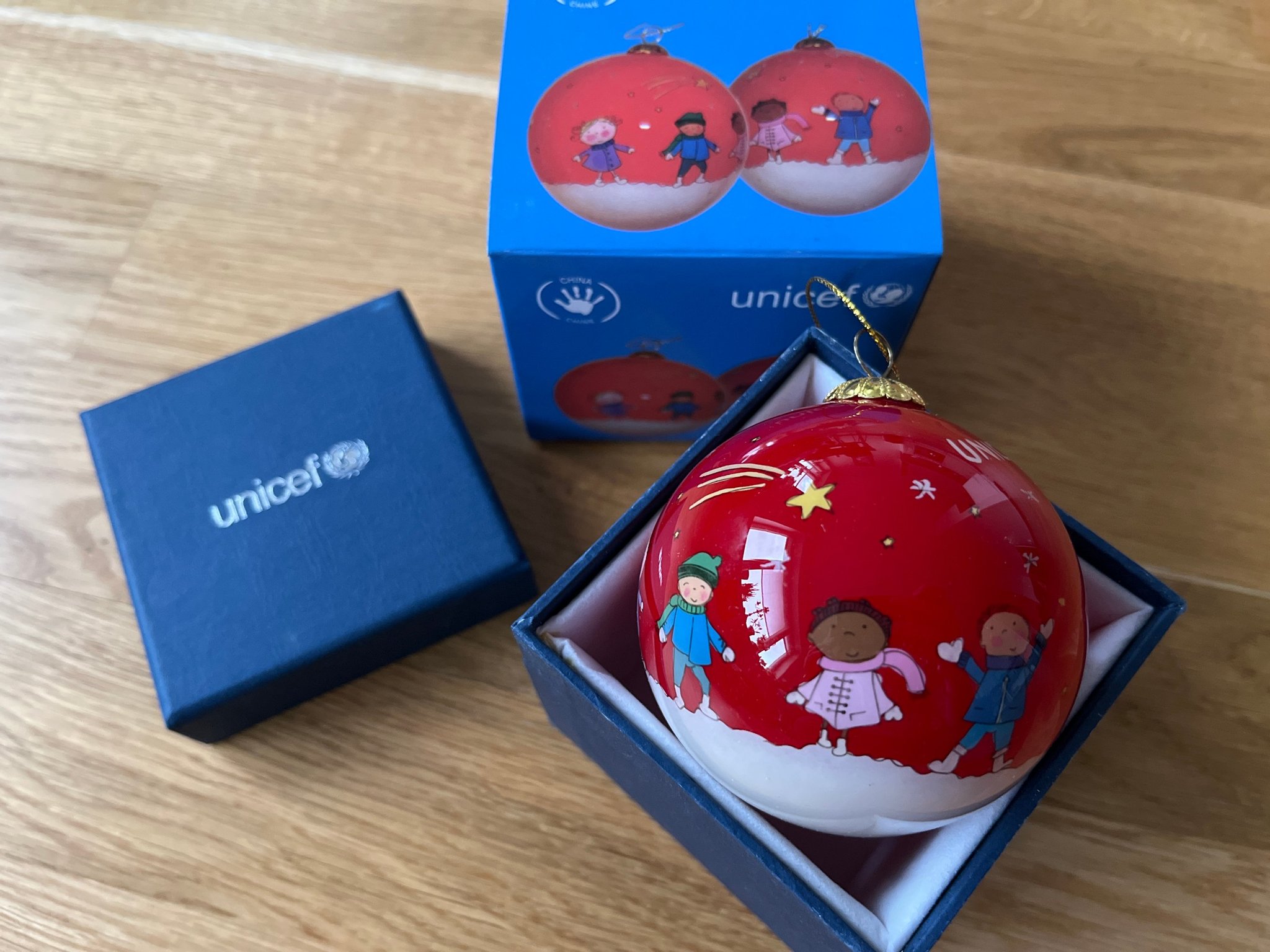 Se produkter som liknar Unicef röd julkula UNIK Värld.. på Tradera