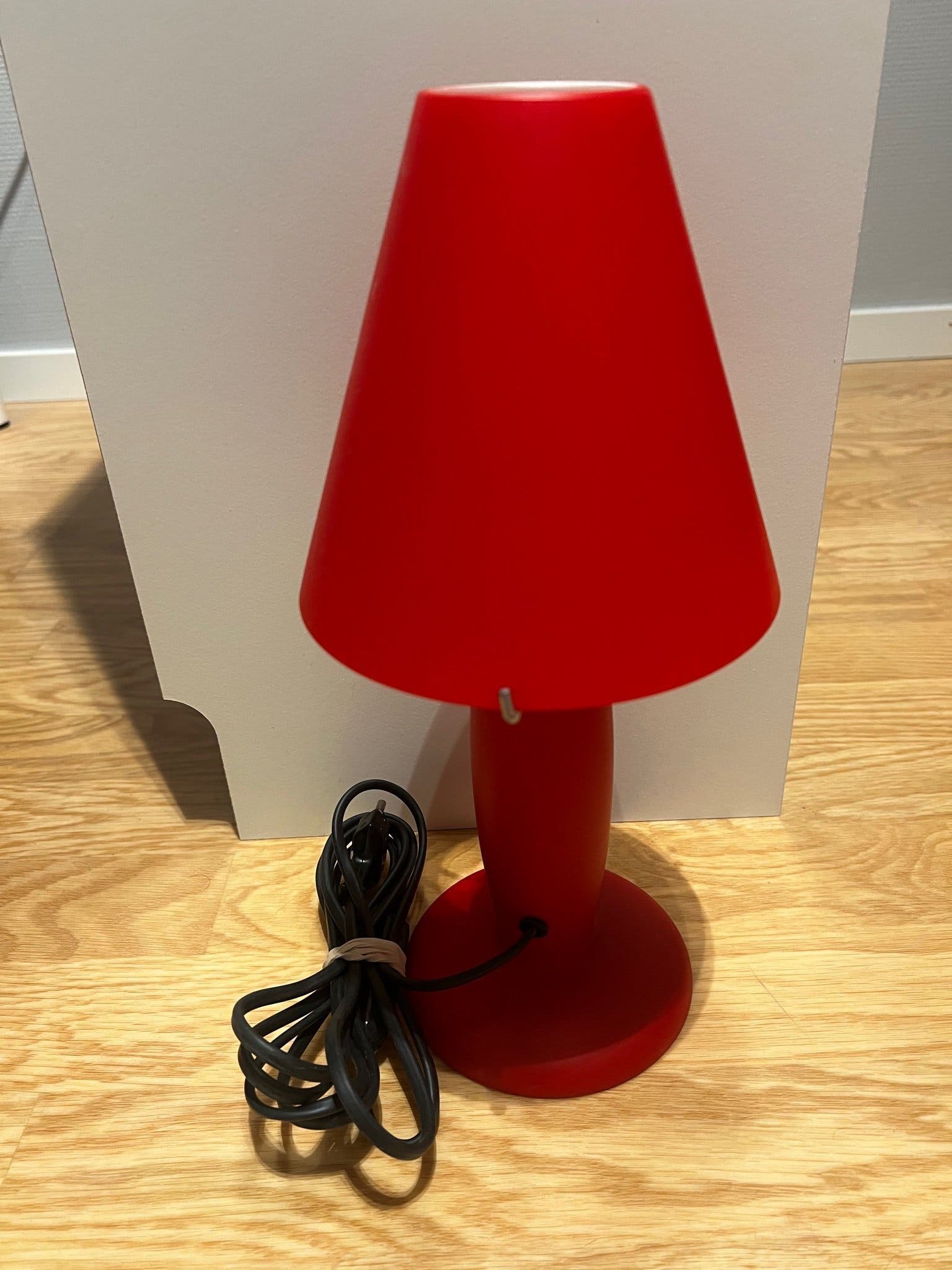 Se produkter som liknar Röd vintage lampa från IKEA på Tradera (701293283)