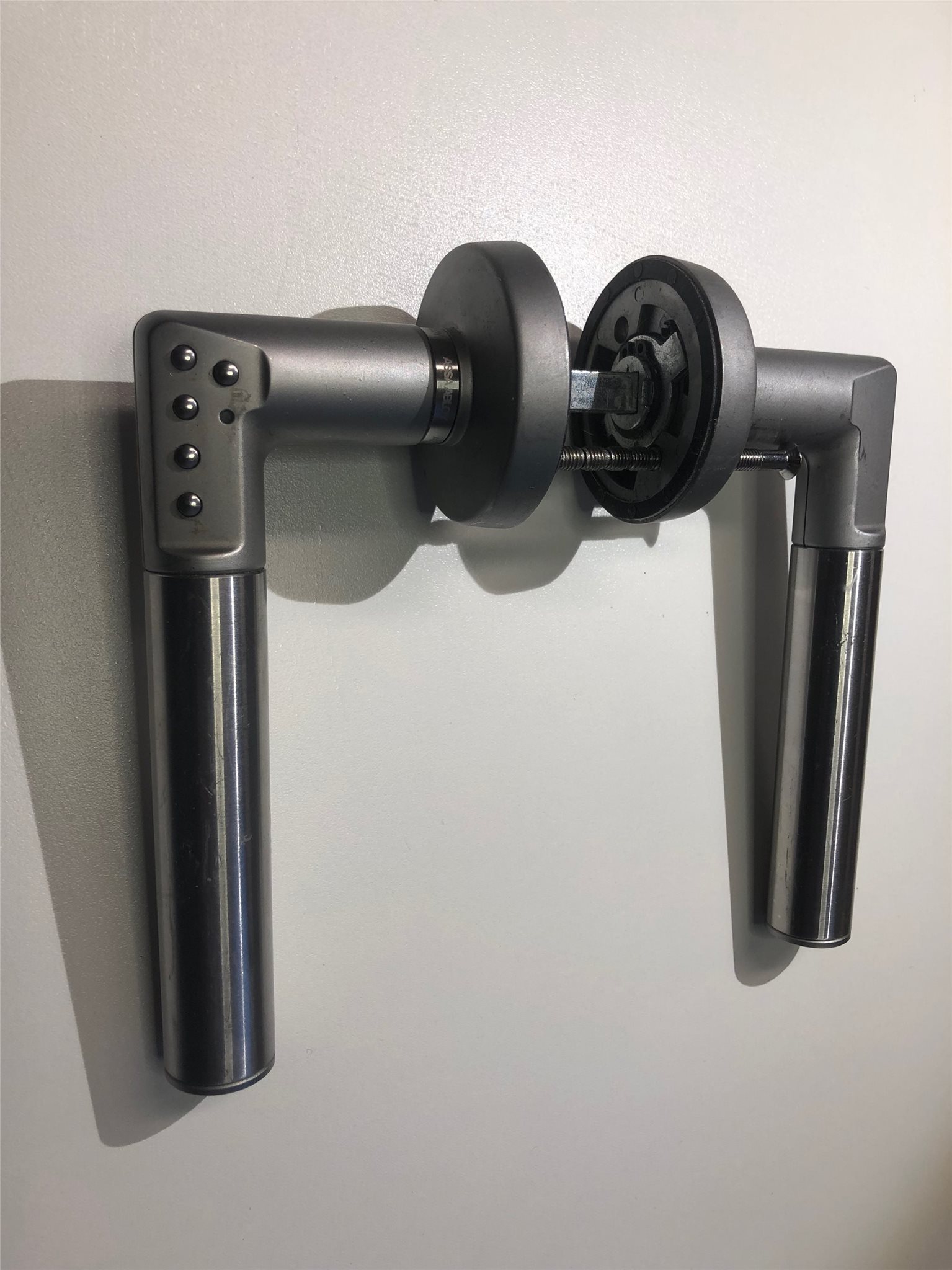 Elektroniskt dörrhandtag ASSA ASSA ASSA ABLOY 8810 HÖGER a6d804 Elektroniskt dörrhandtag ASSA ASSA ASSA ABLOY 8810 HÖGER a6d804