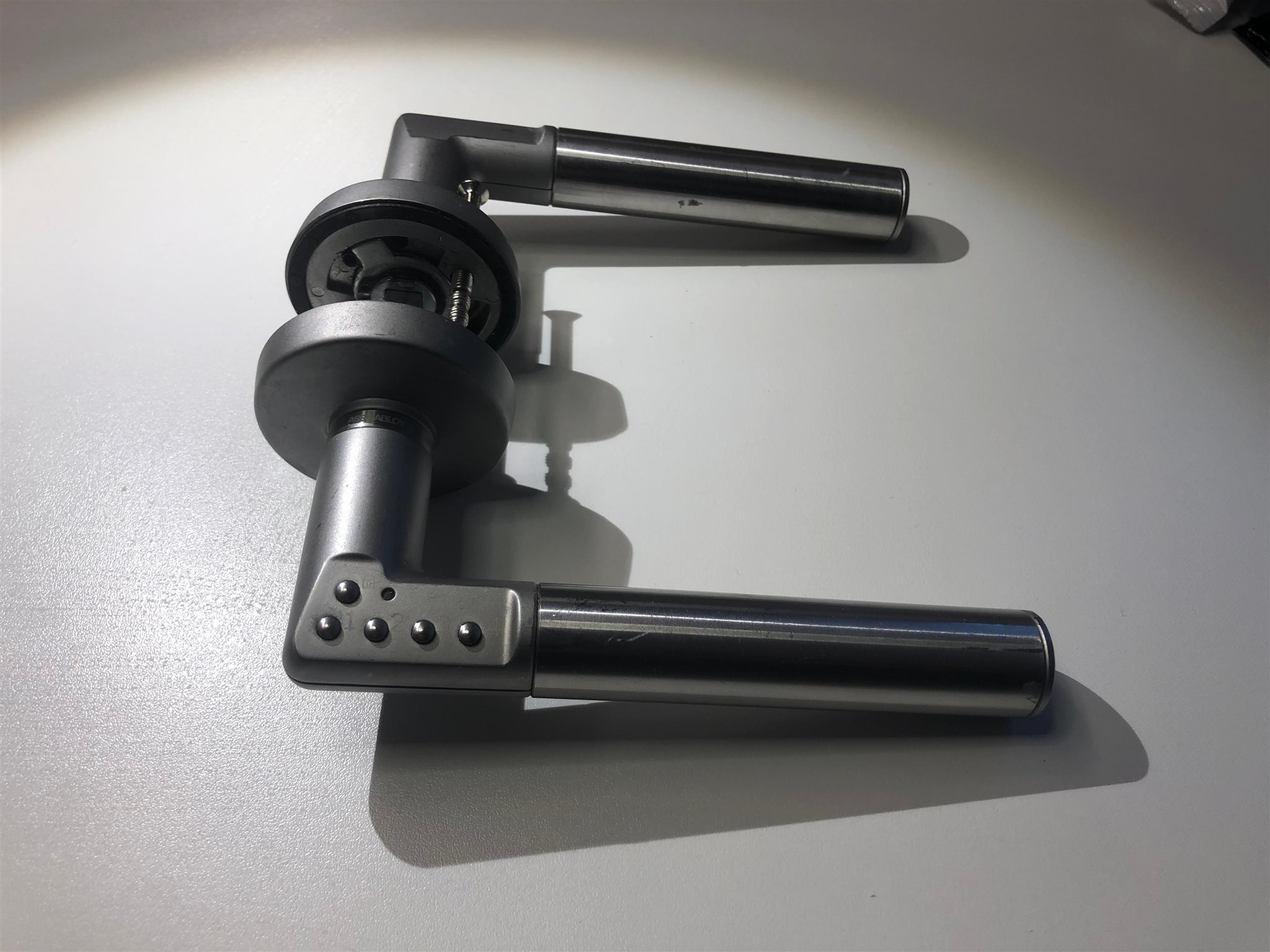 Elektroniskt dörrhandtag ASSA ASSA ASSA ABLOY 8810 HÖGER a6d804 Elektroniskt dörrhandtag ASSA ASSA ASSA ABLOY 8810 HÖGER a6d804