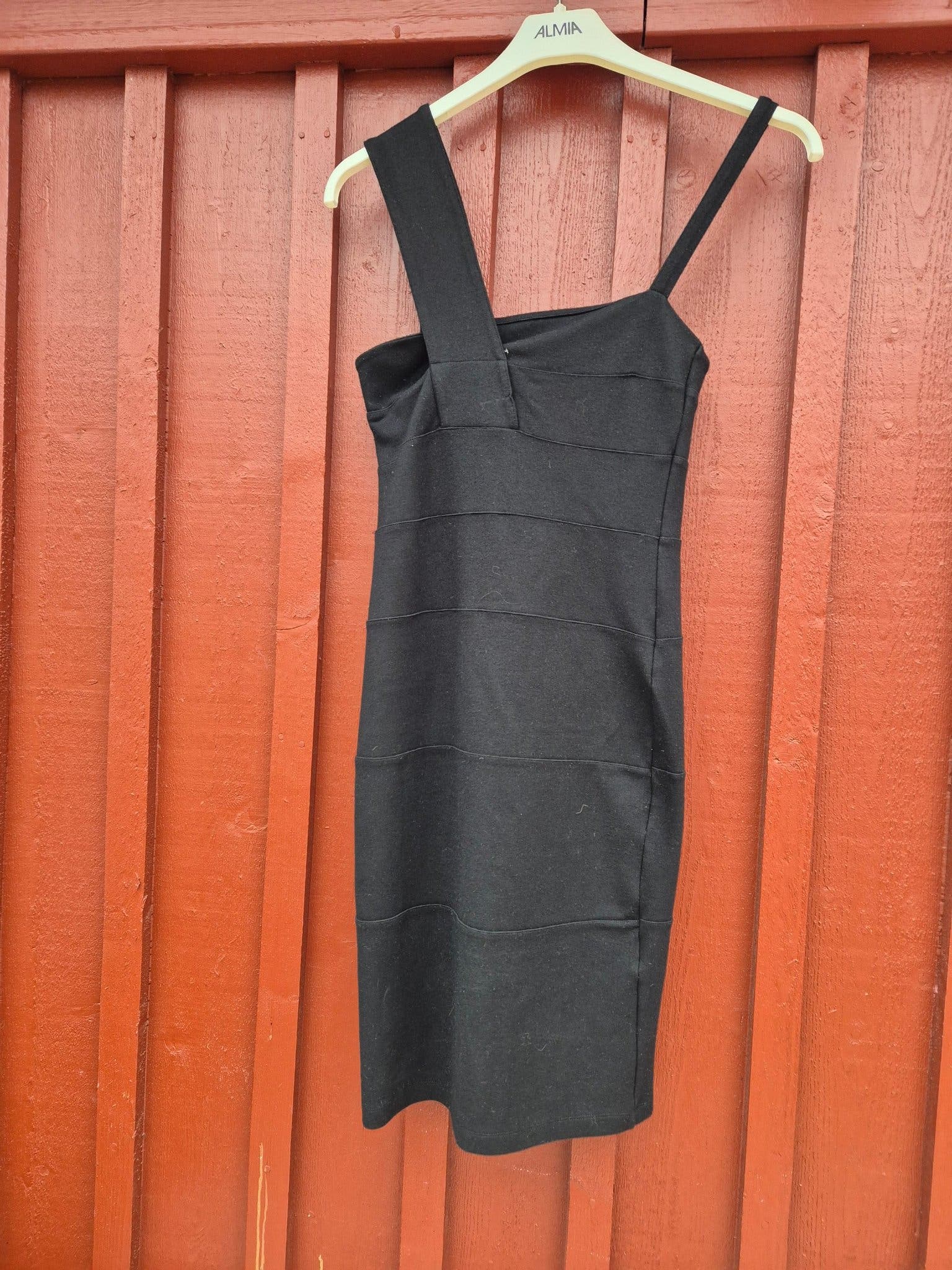 Vestido midi negro de Lindex talla S