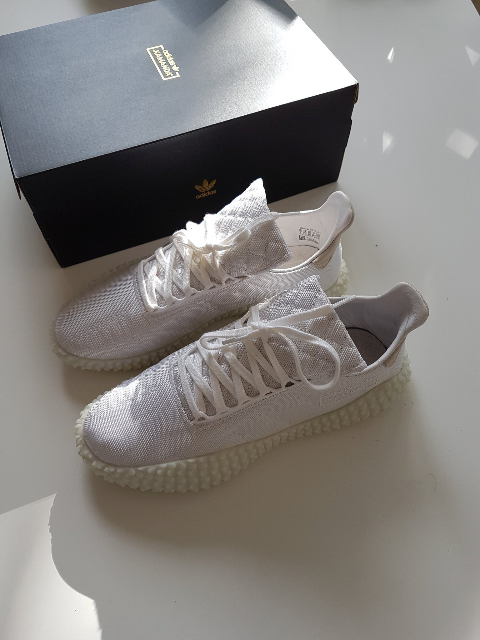 Vita Adidas sneakers, modell Kamanda, storlek 4.. (411028851) ᐈ Köp på
