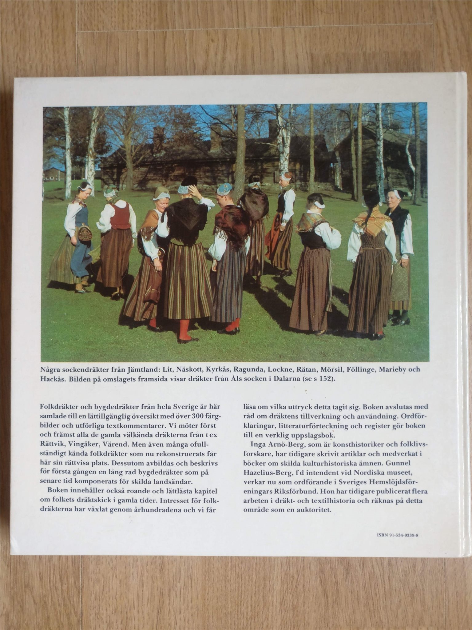 Folkdräkter och bygdedräkter från hela Sverige... Bok Bok Bok om folkdräkt 062e8a Folkdräkter och bygdedräkter från hela Sverige... Bok Bok Bok om folkdräkt 062e8a