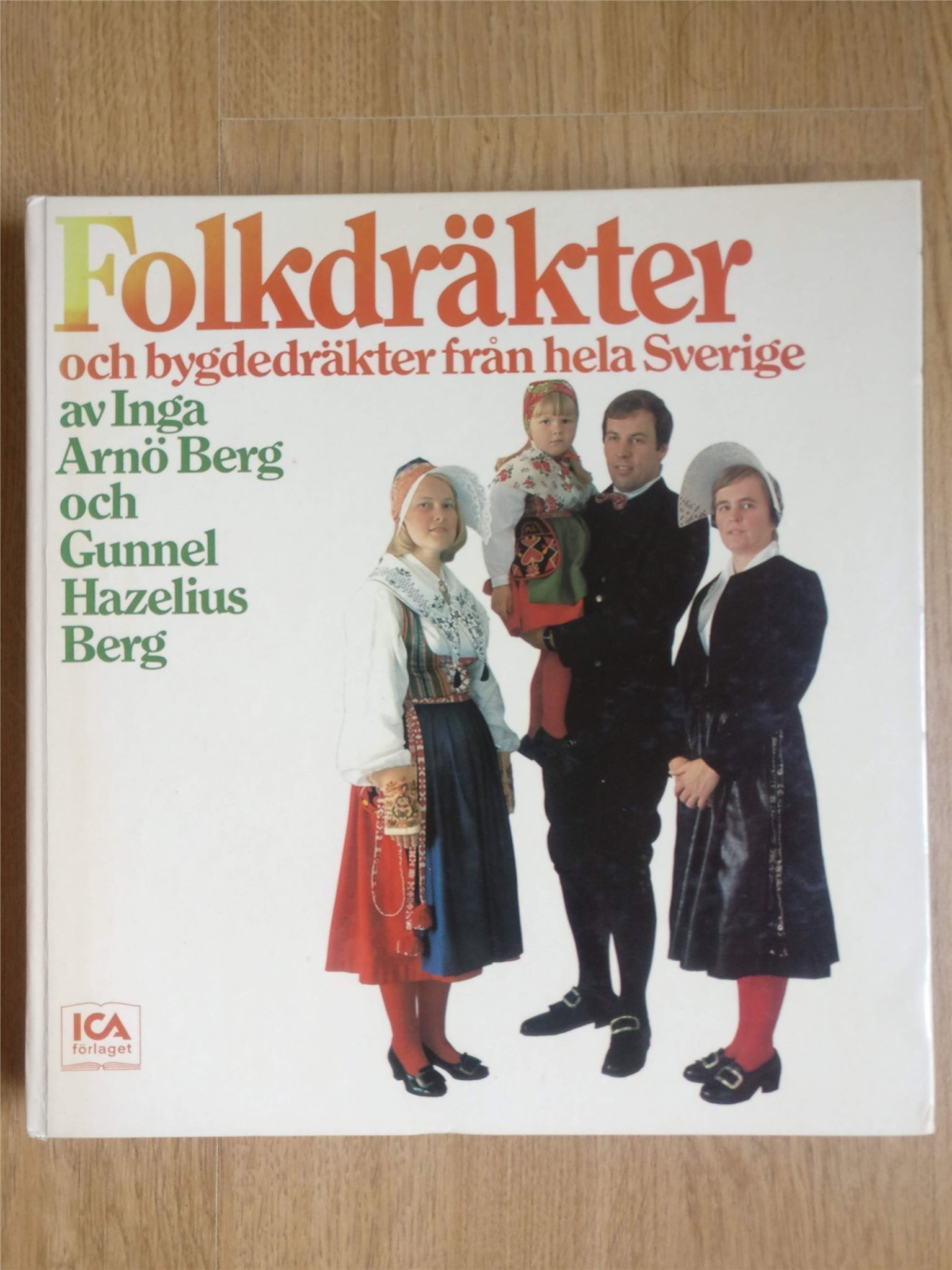 Folkdräkter och bygdedräkter från hela Sverige... Bok Bok Bok om folkdräkt 062e8a Folkdräkter och bygdedräkter från hela Sverige... Bok Bok Bok om folkdräkt 062e8a