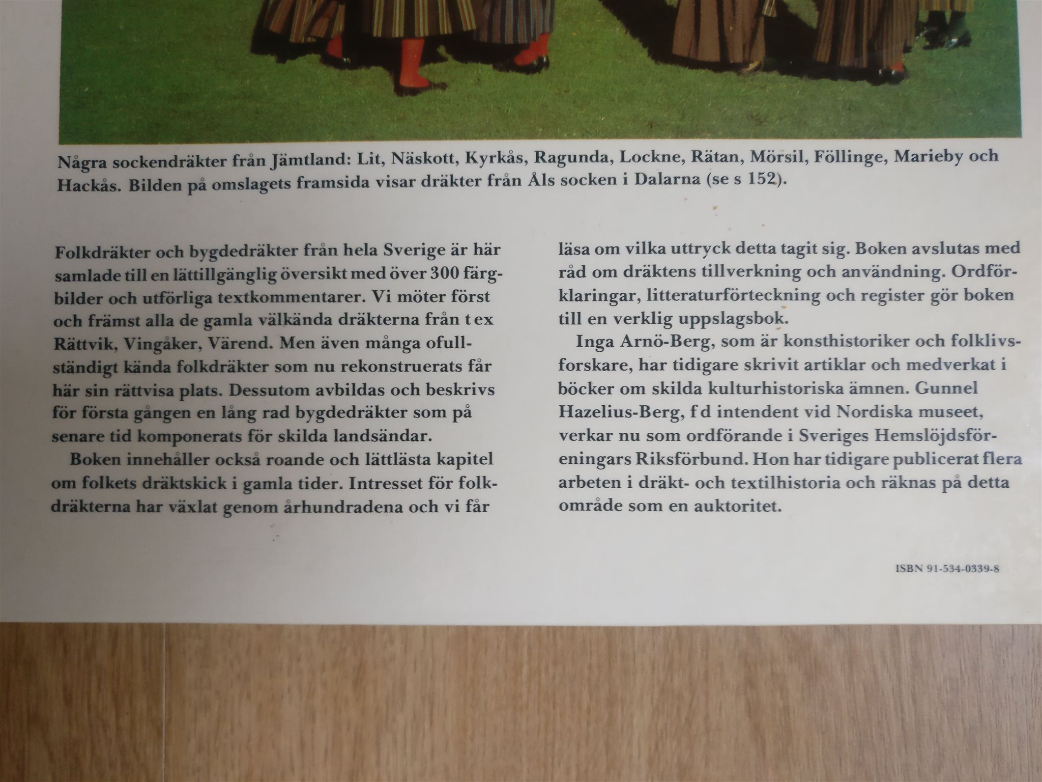 Folkdräkter och bygdedräkter från hela Sverige... Bok Bok Bok om folkdräkt 062e8a Folkdräkter och bygdedräkter från hela Sverige... Bok Bok Bok om folkdräkt 062e8a