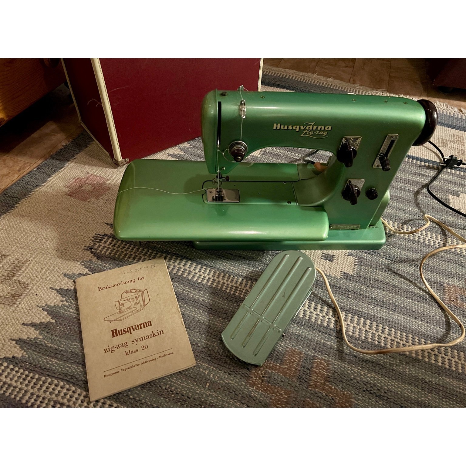 Husqvarna Zig Zag symaskin från 50talet i orig.. Köp på Tradera
