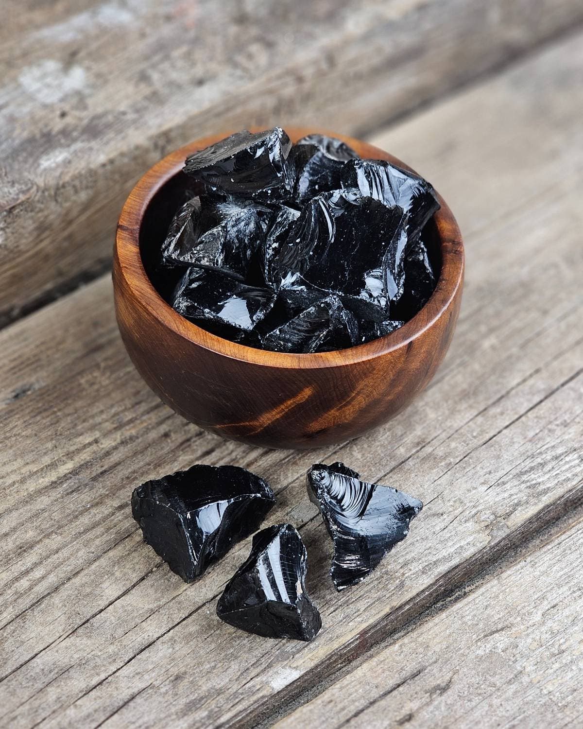 Kleiner roher schwarzer Obsidian