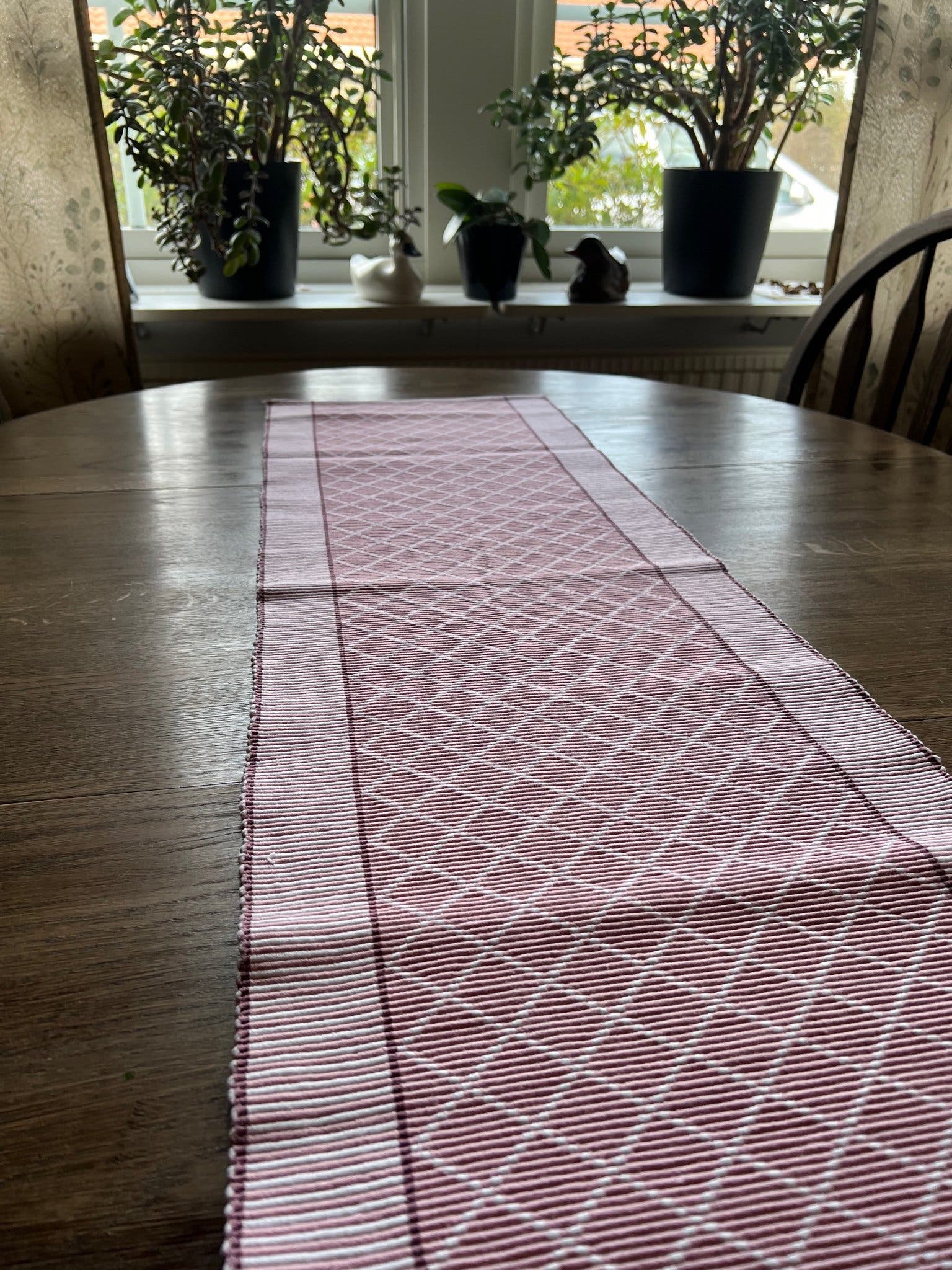 Se produkter som liknar Bordslöpare rosa och vit dubb.. på Tradera ...