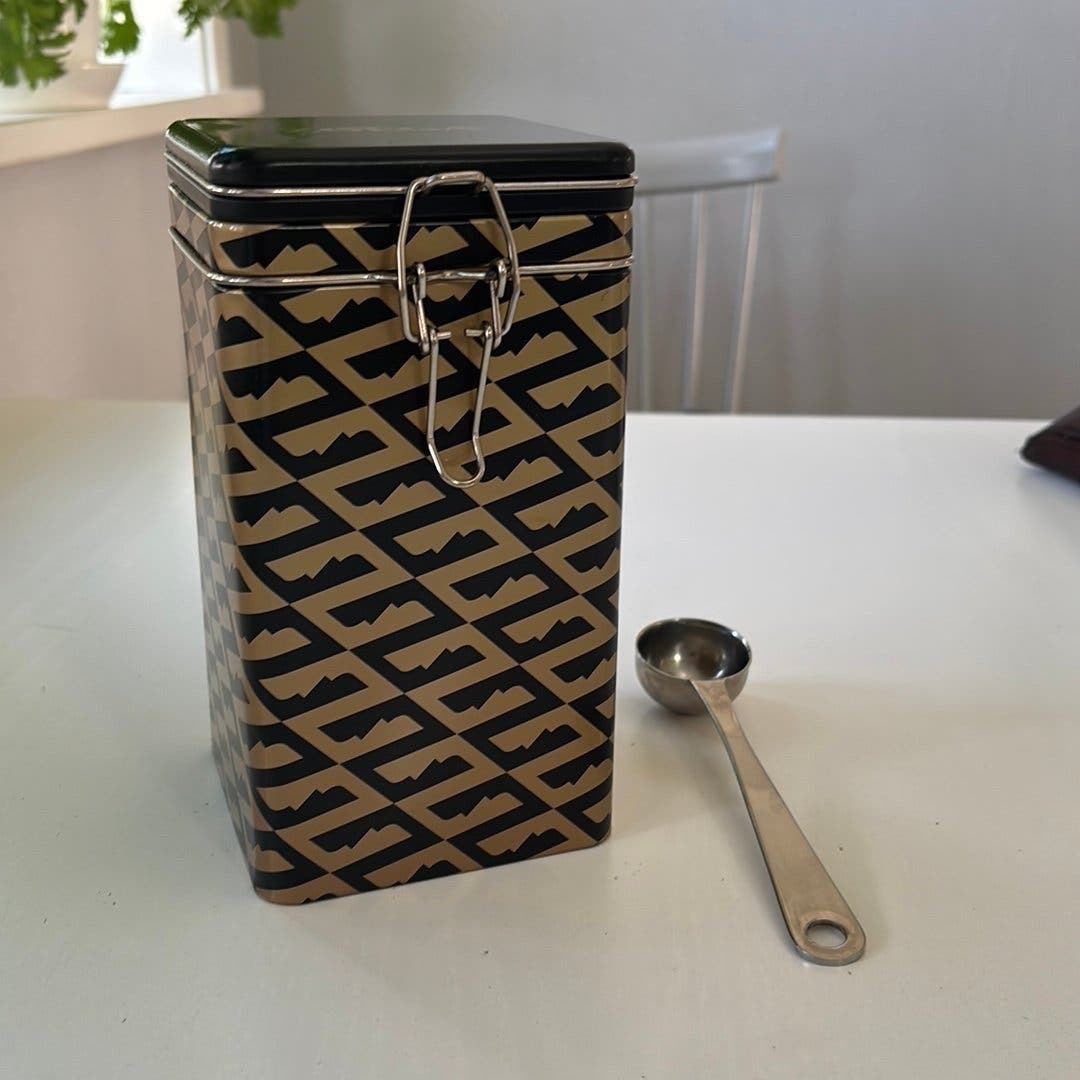 Se produkter som liknar kaffeburk med skopa. zoega ka.. på Tradera ...